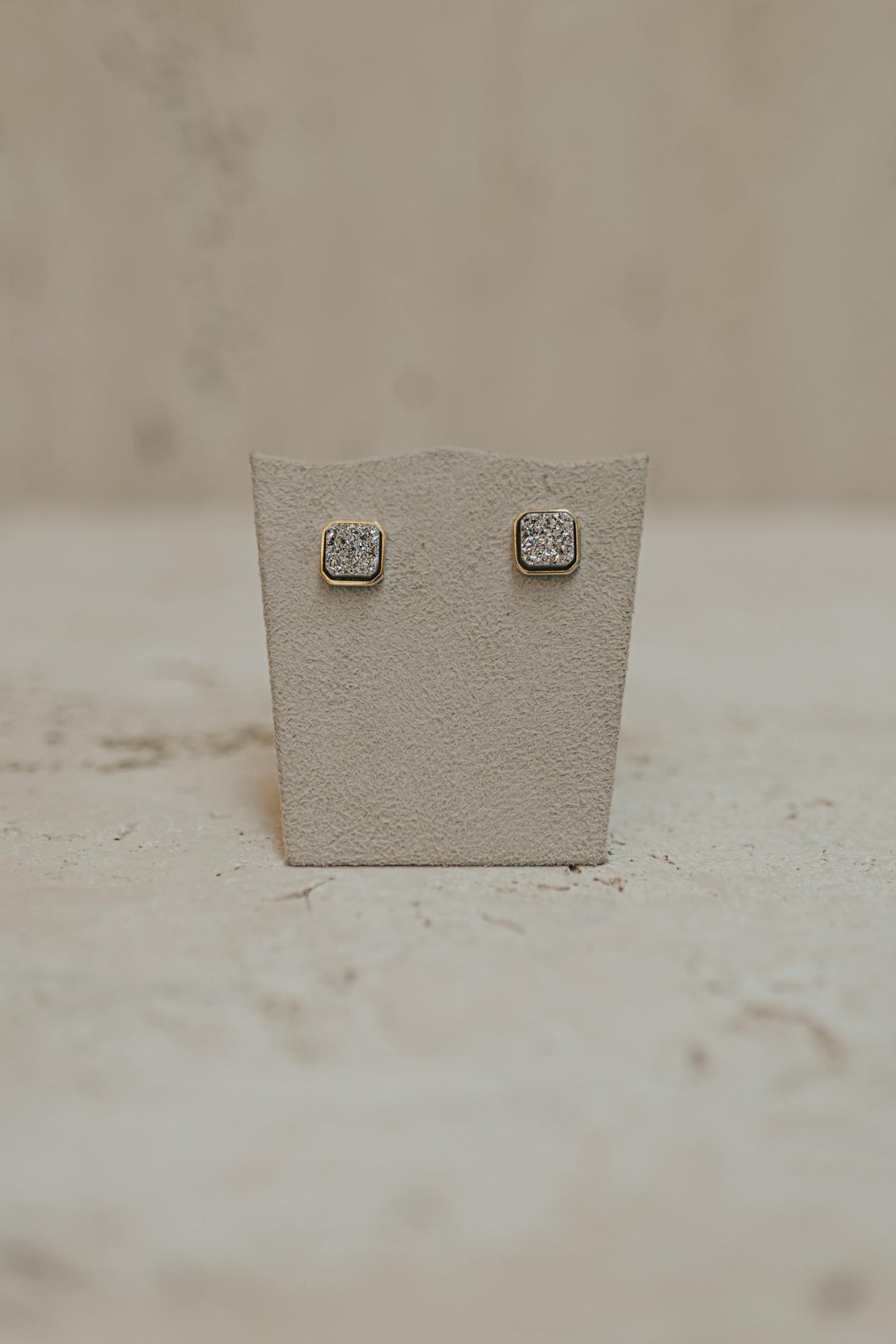 Brinco Quadrado Drusa Platina Dourado