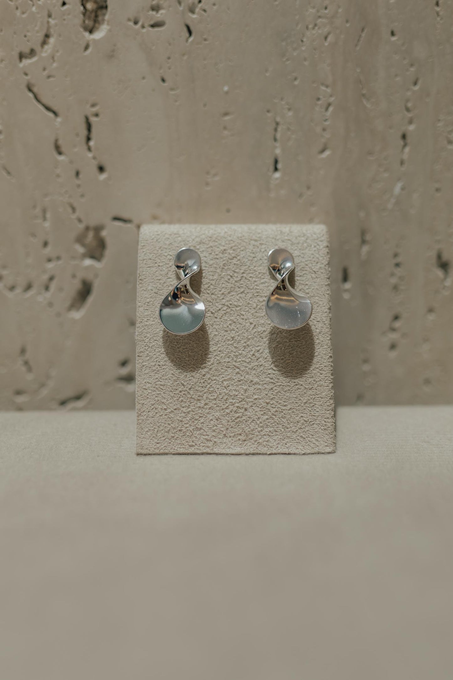 Brinco Liso Torcido Ródio Branco