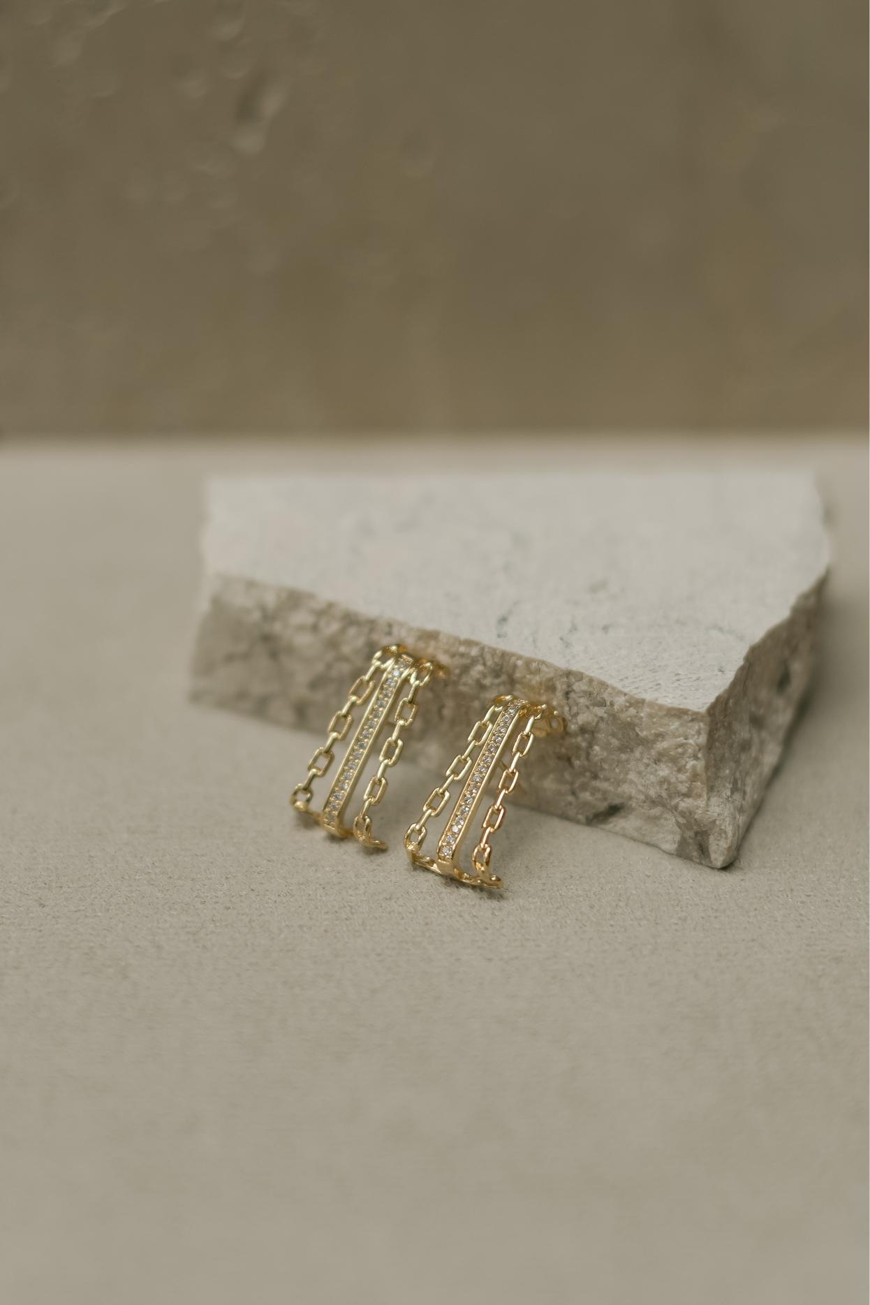 Brinco Ear Hook Pontos de Luz e Elos Dourado