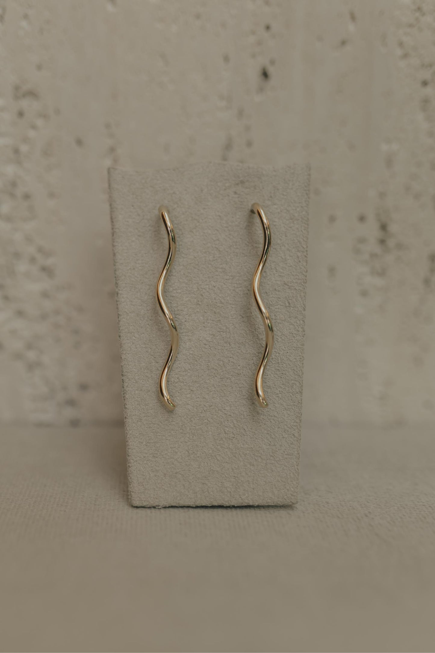 Brinco Tubo Ondas Dourado