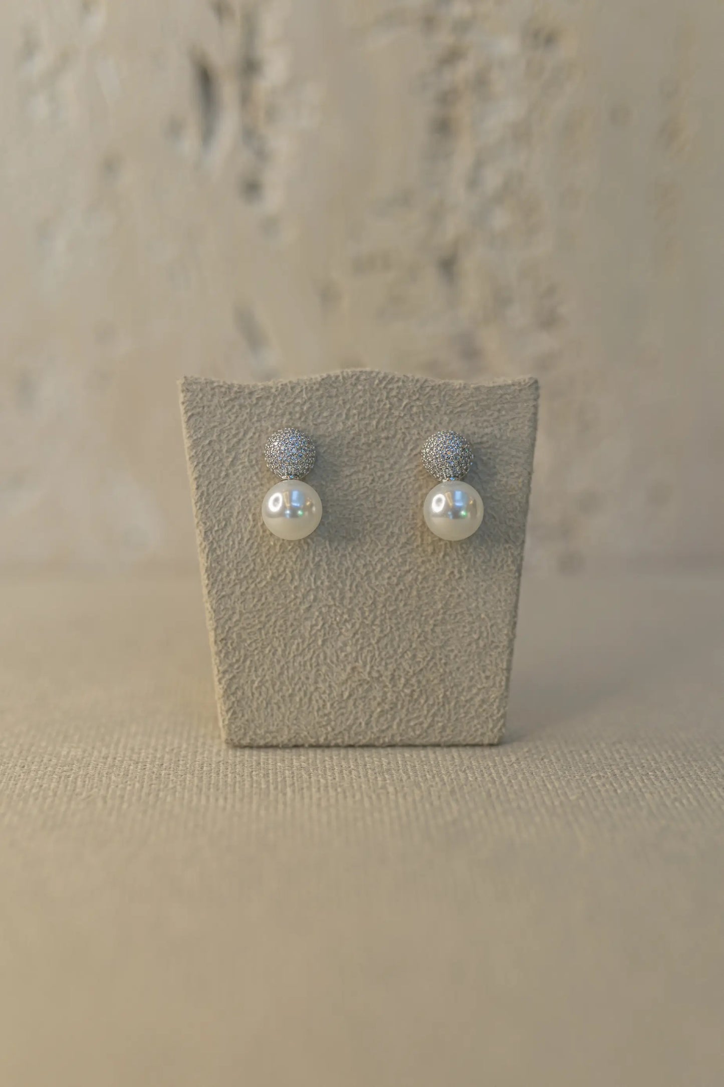 Brinco Meia Esfera Cravejado com Pérola Ródio Branco