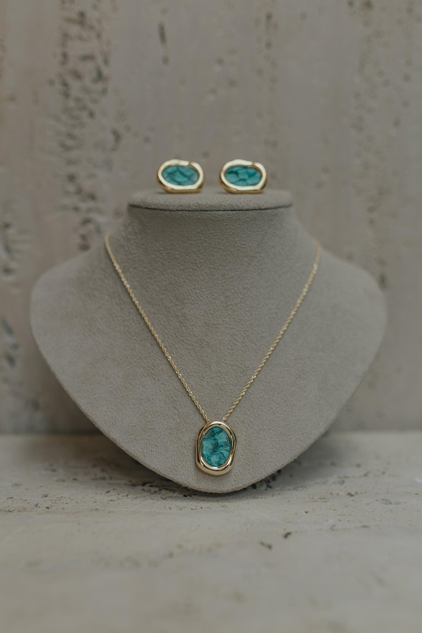 Colar Orgânico Couro Peixe Azul Dourado