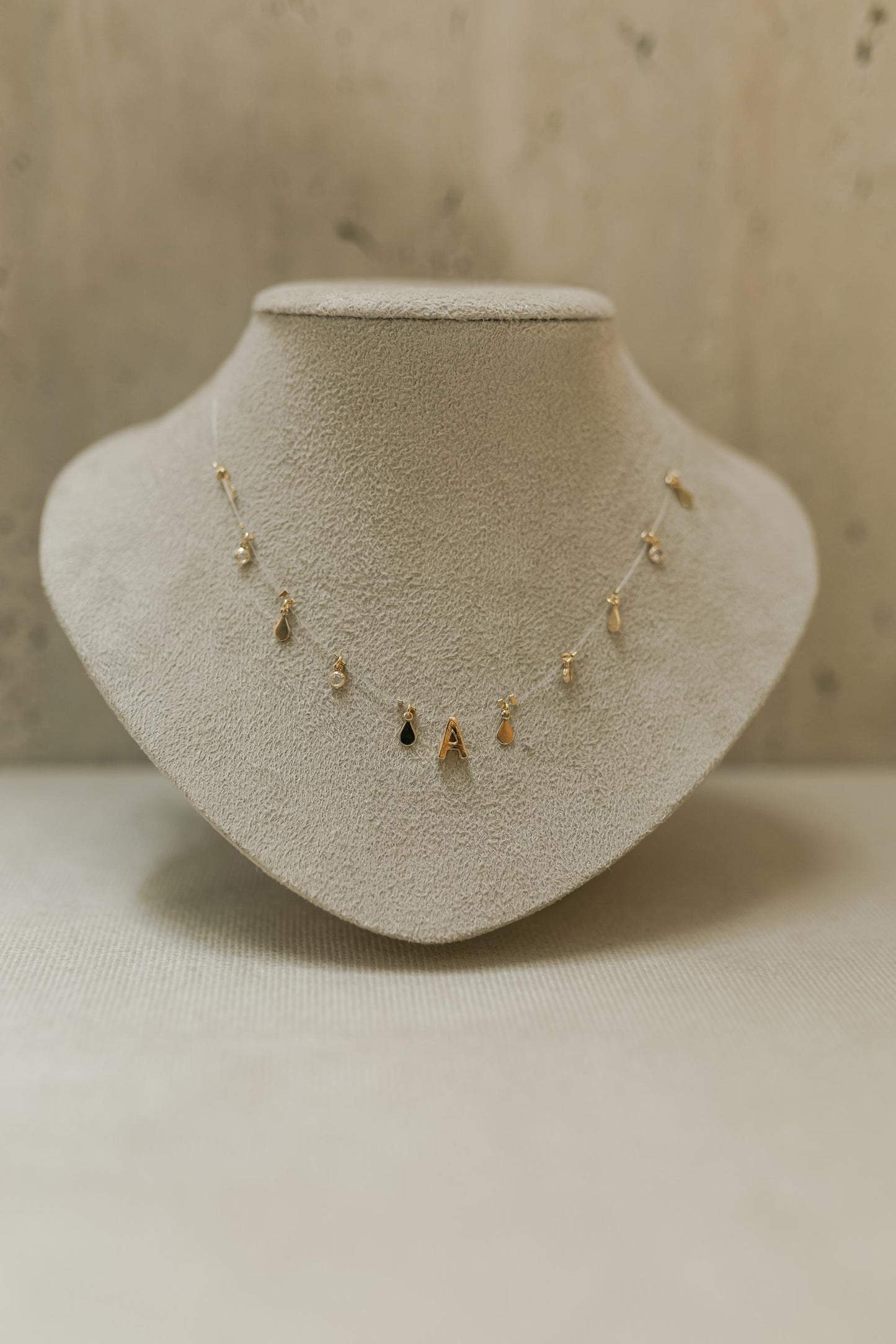 Colar Choker Nylon Letra Plaquinhas Dourado