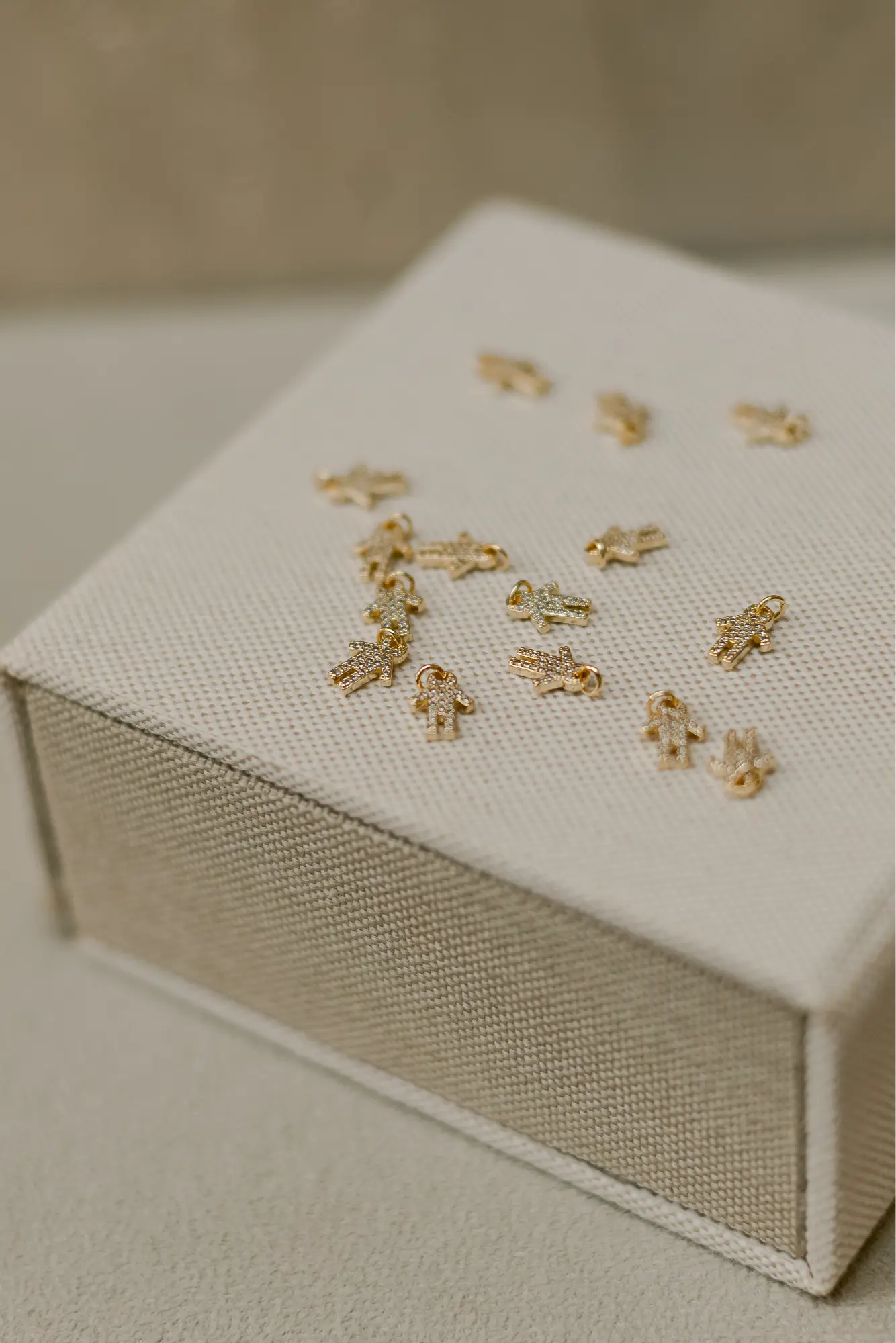 Colar Filhos Cravejado Dourado