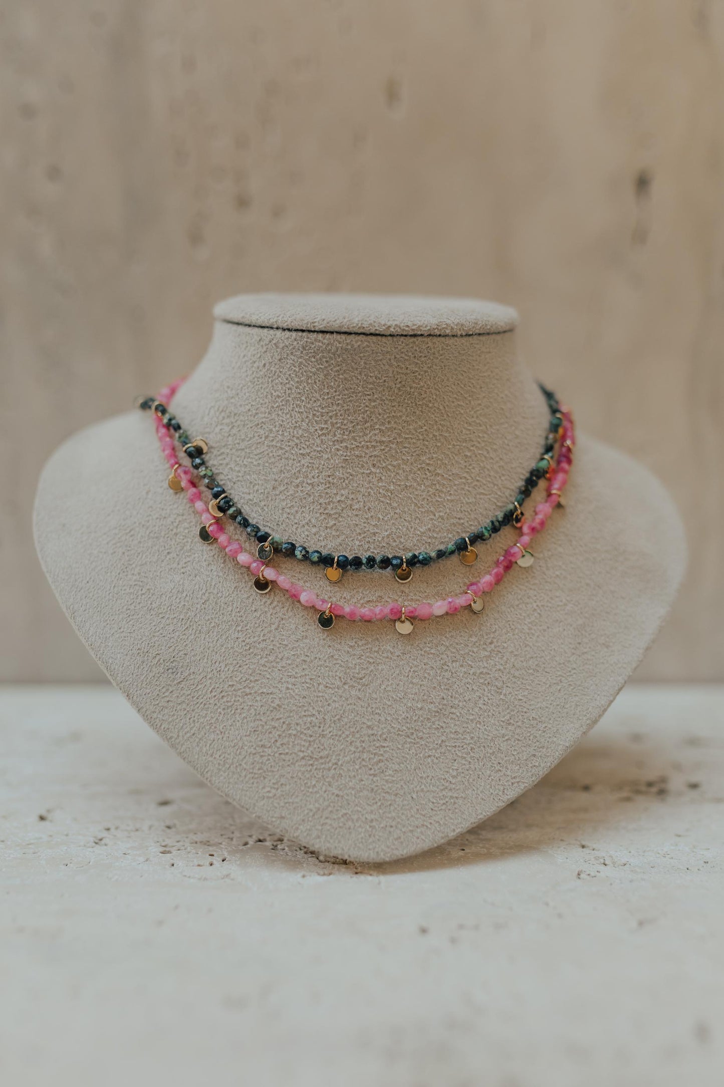 Colar Choker Verde Chapinha Dourado