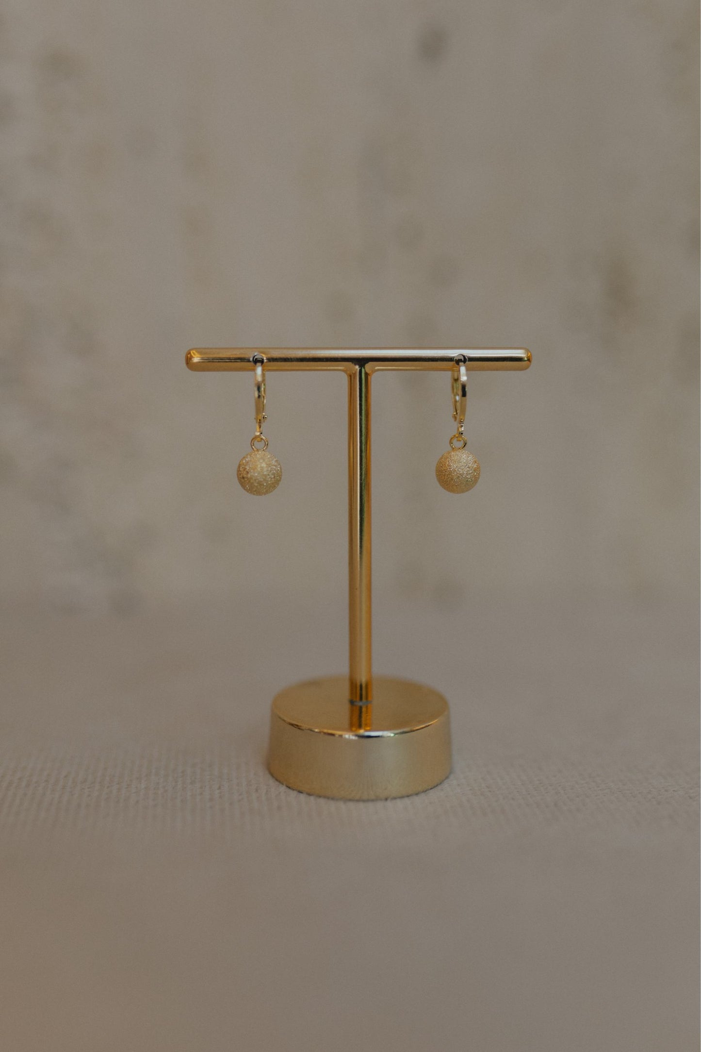 Brinco Argola Bola Fosca Dourado
