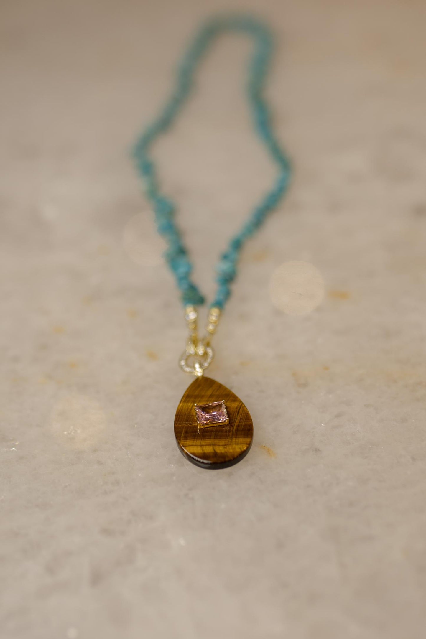 Colar Raolita Turquesa Olho de Tigre Dourado