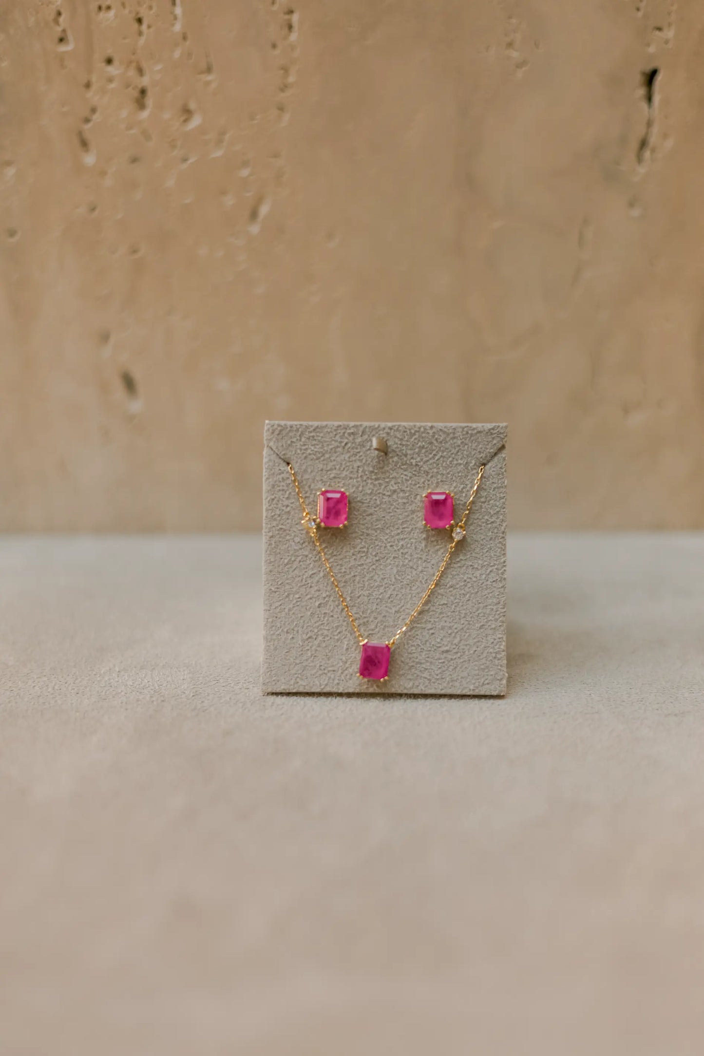Brinco Solitário Retangular Pink Dourado