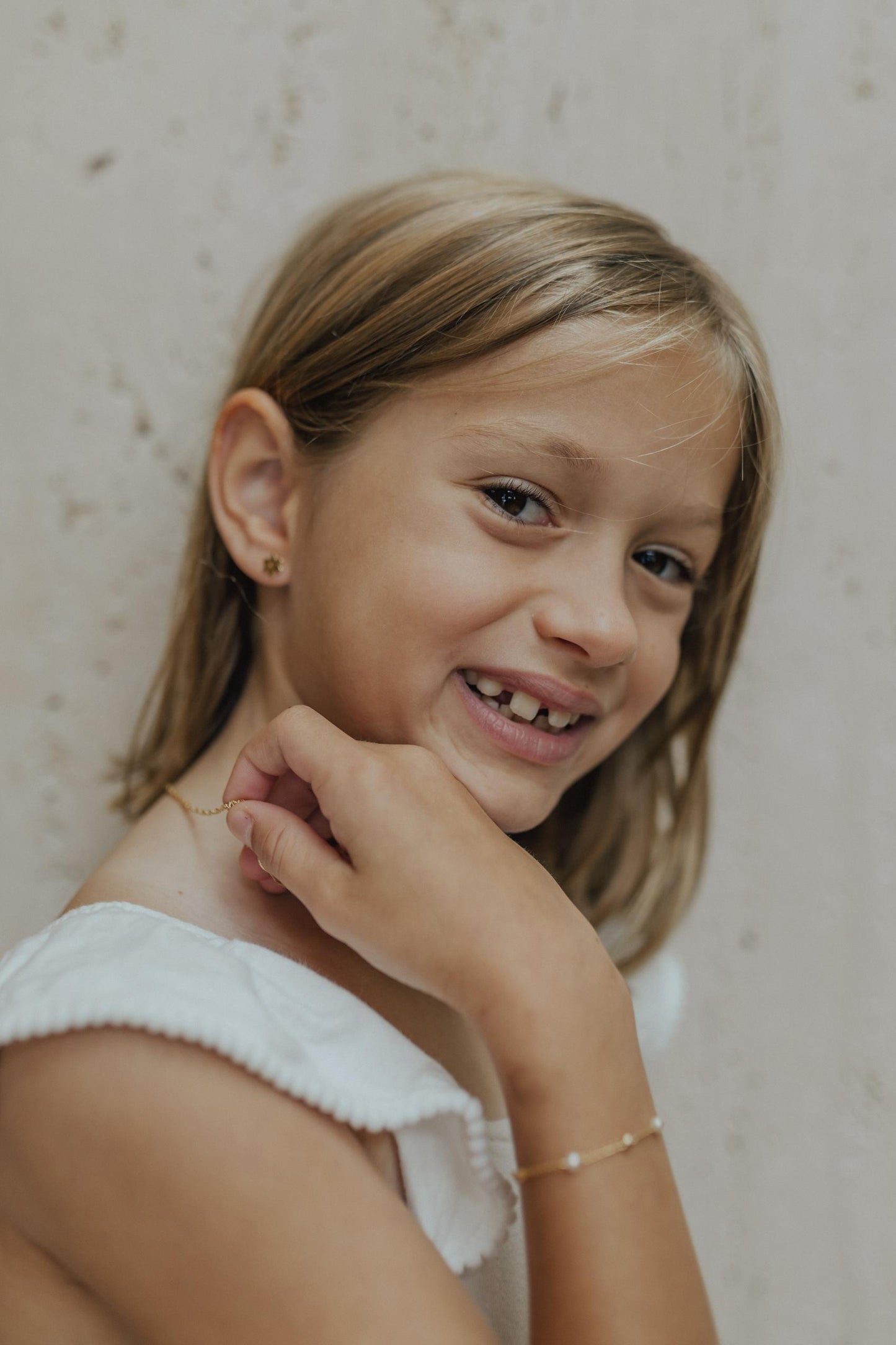 Brinco Infantil Mini Flor Liso Dourado