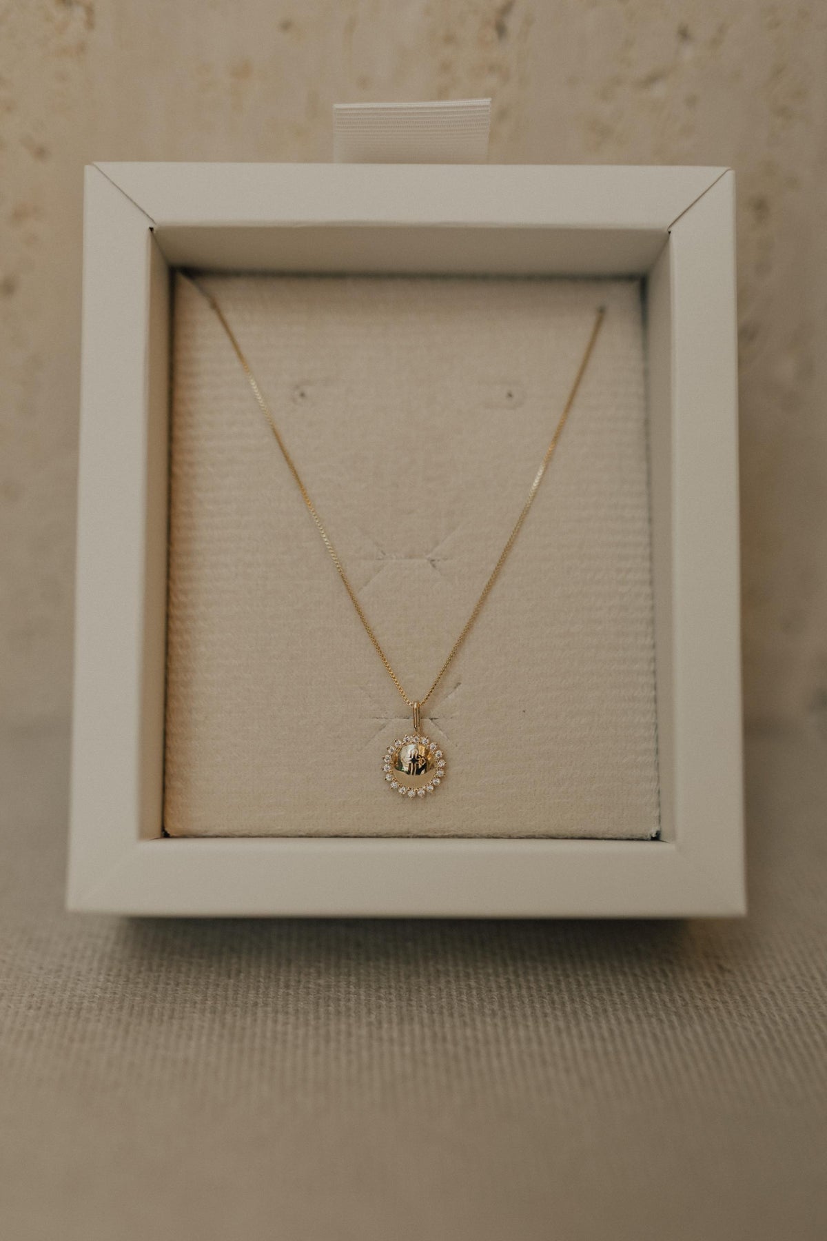 Colar Crucifixo Zircônias Dourado