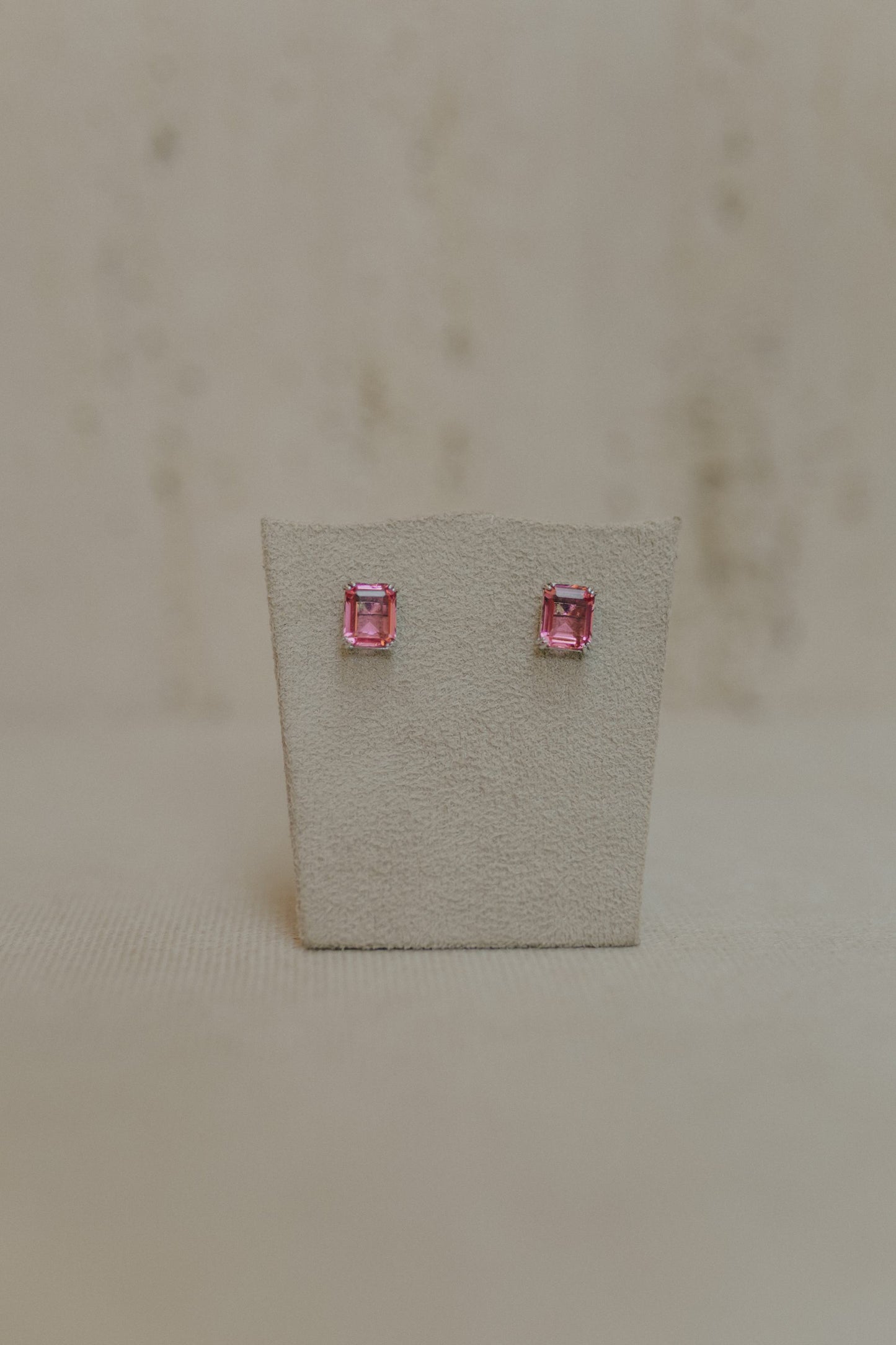 Brinco Solitário Retangular Safira Rosa Ródio Branco