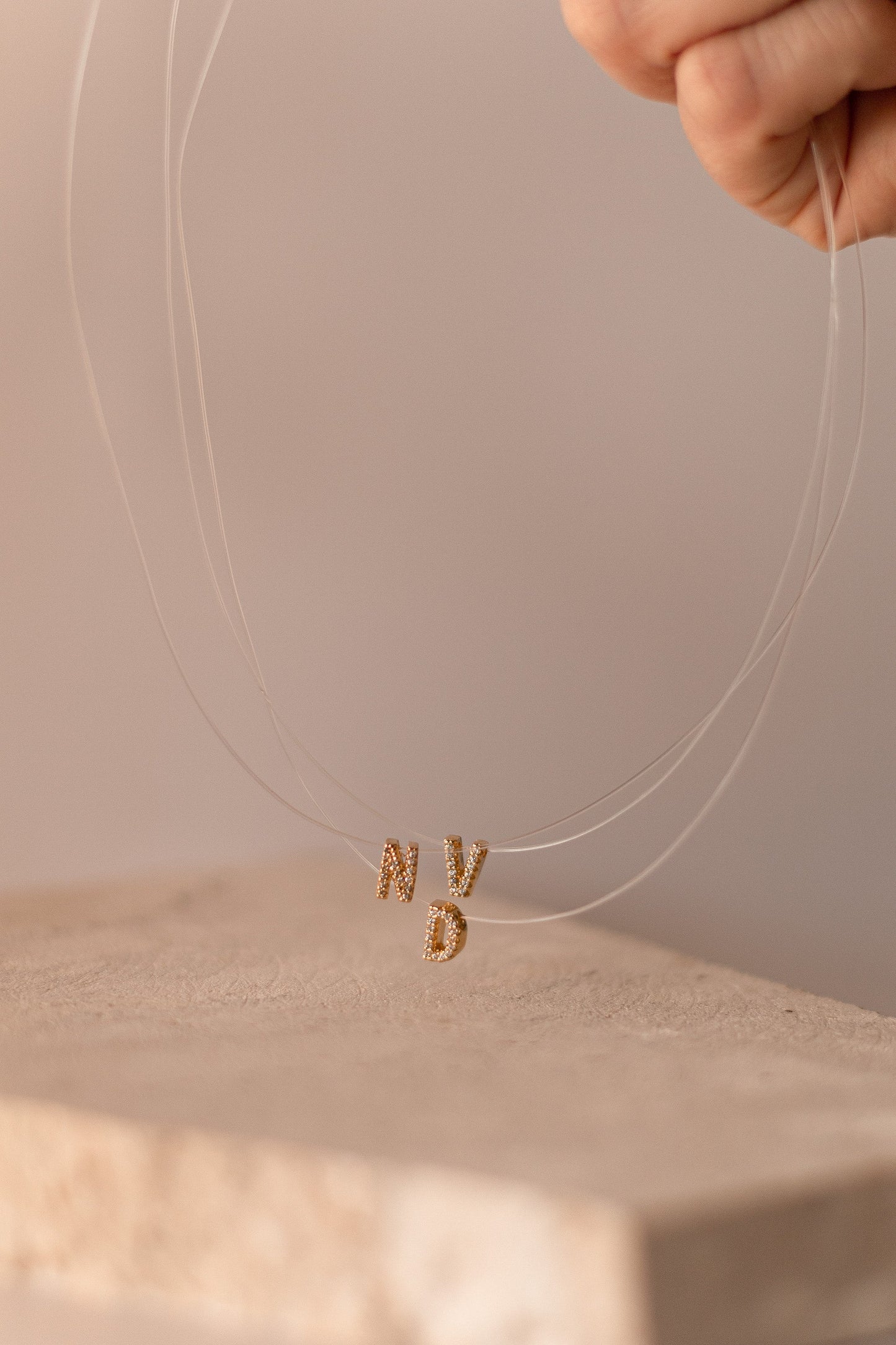 Colar Nylon com Letra Cravejada Dourado