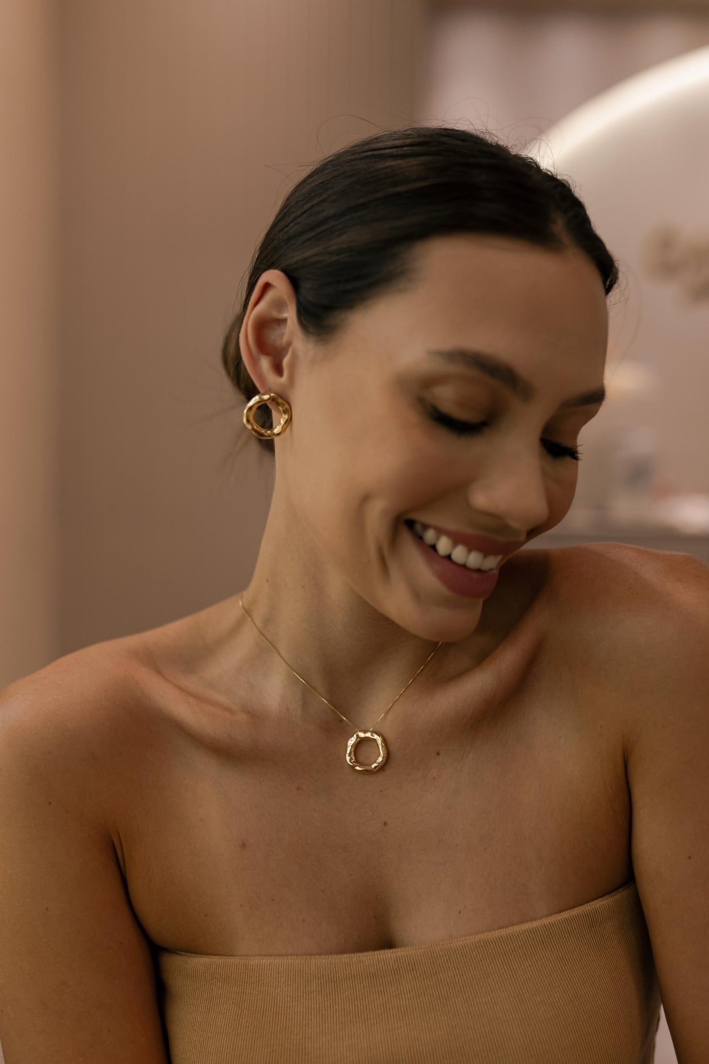 Colar Com Pingente Redondo Orgânico Dourado