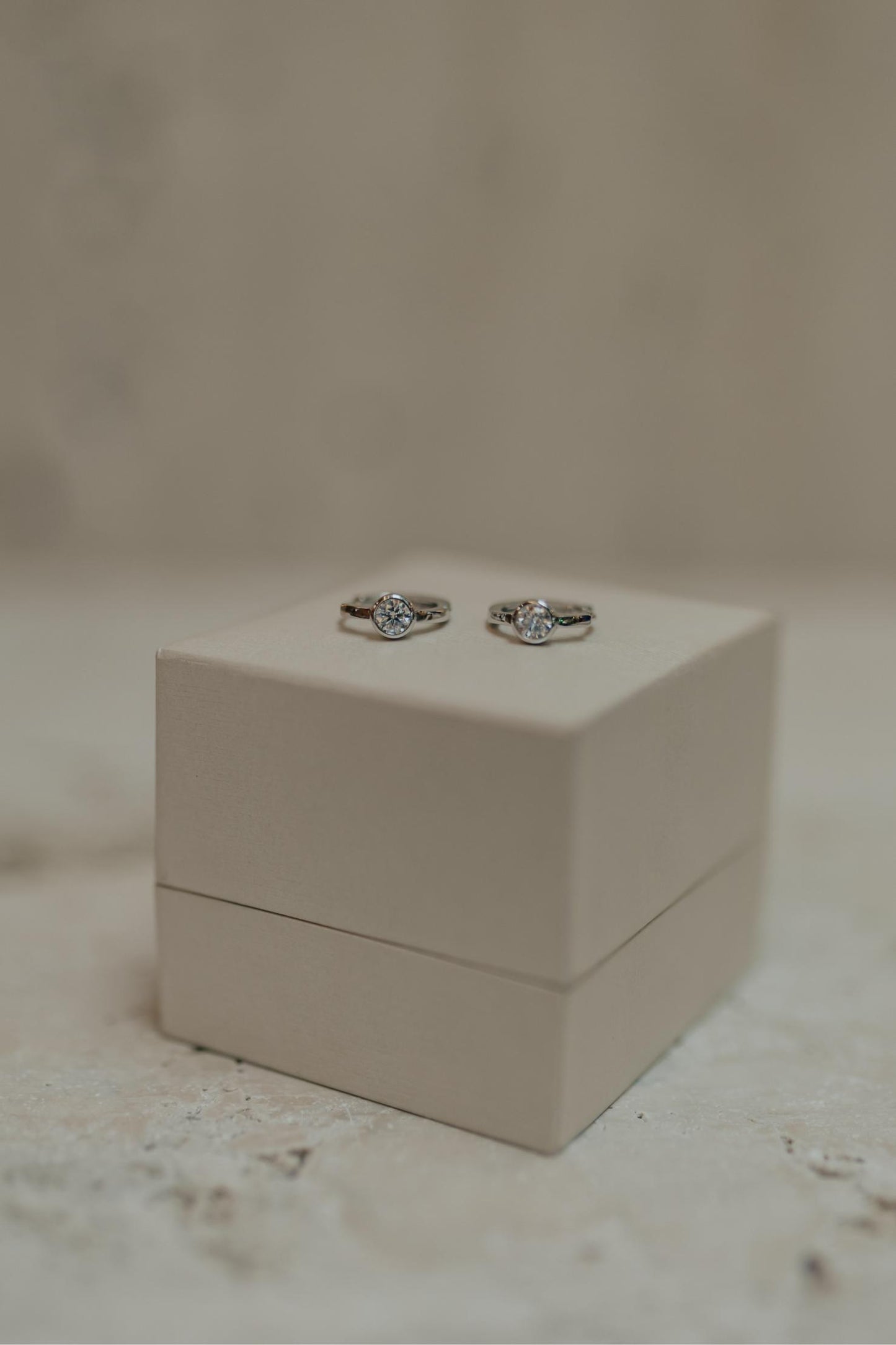 Brinco Argola Ponto de Luz 4mm Moissanite Prata 925 Ródio Branco