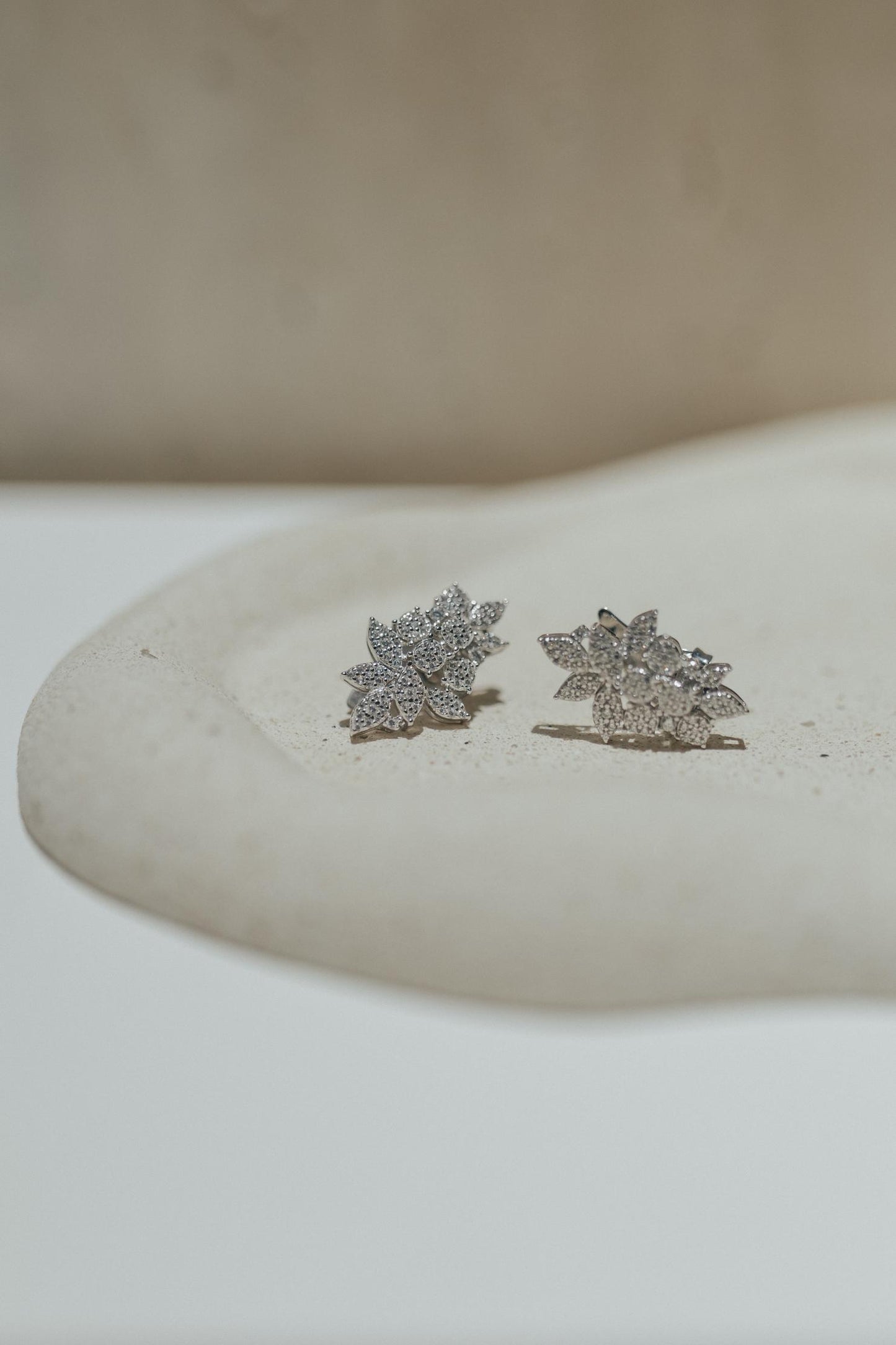 Brinco Ear Cuff Cluster Cravejado Prata 925 Ródio Branco