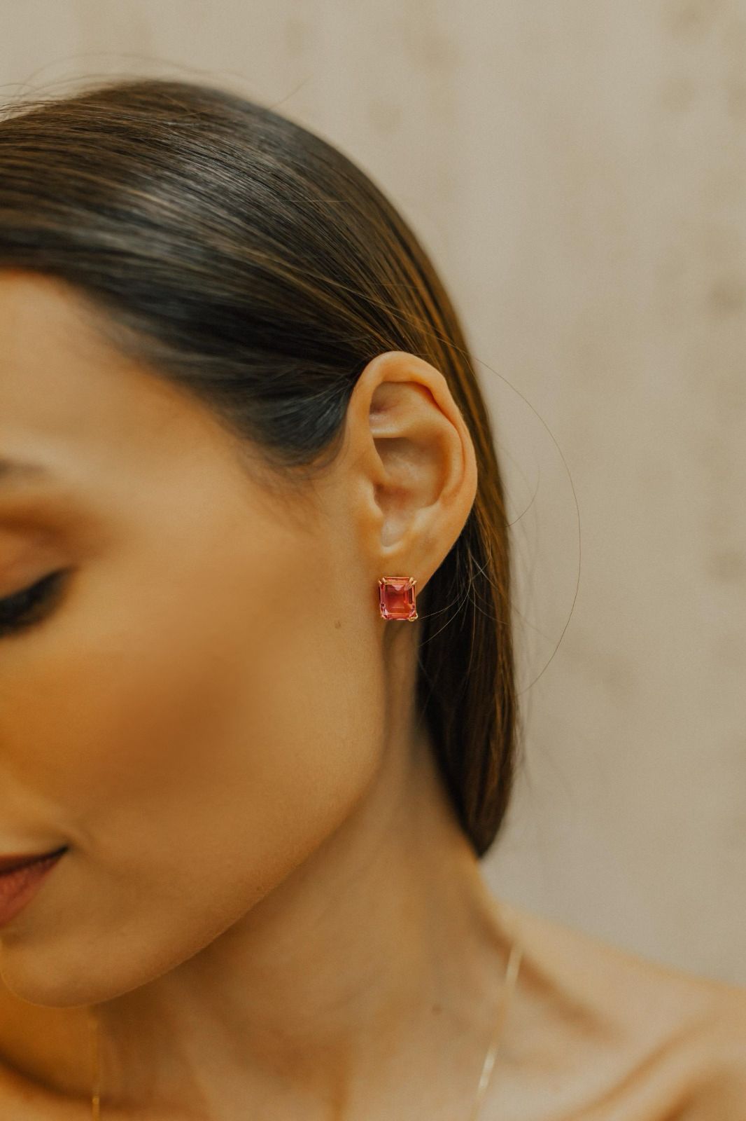 Brinco Solitário Retangular Safira Rosa Dourado