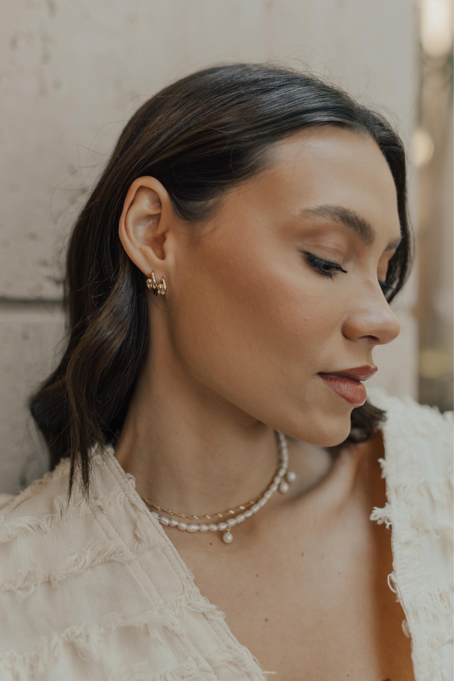 Colar Pérolas de Água Doce com Detalhes Dourado