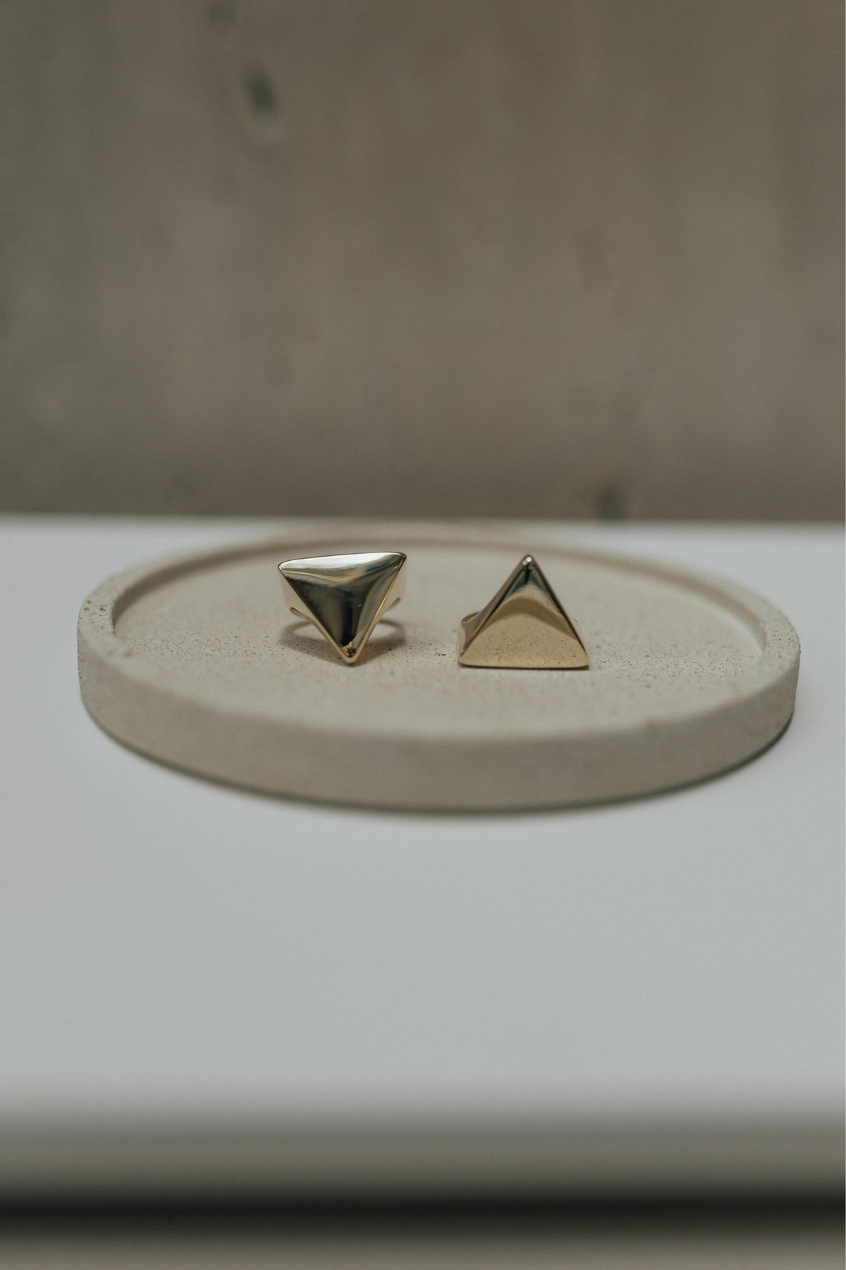 Anel Triangulo Liso Dourado