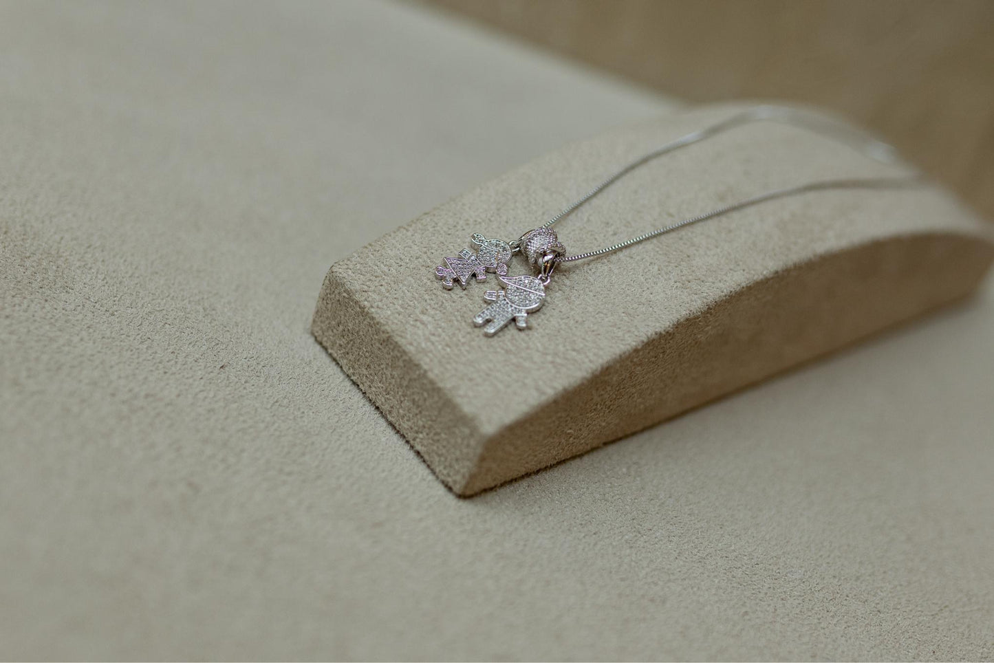 Colar Filhos Cravejado Ródio Branco