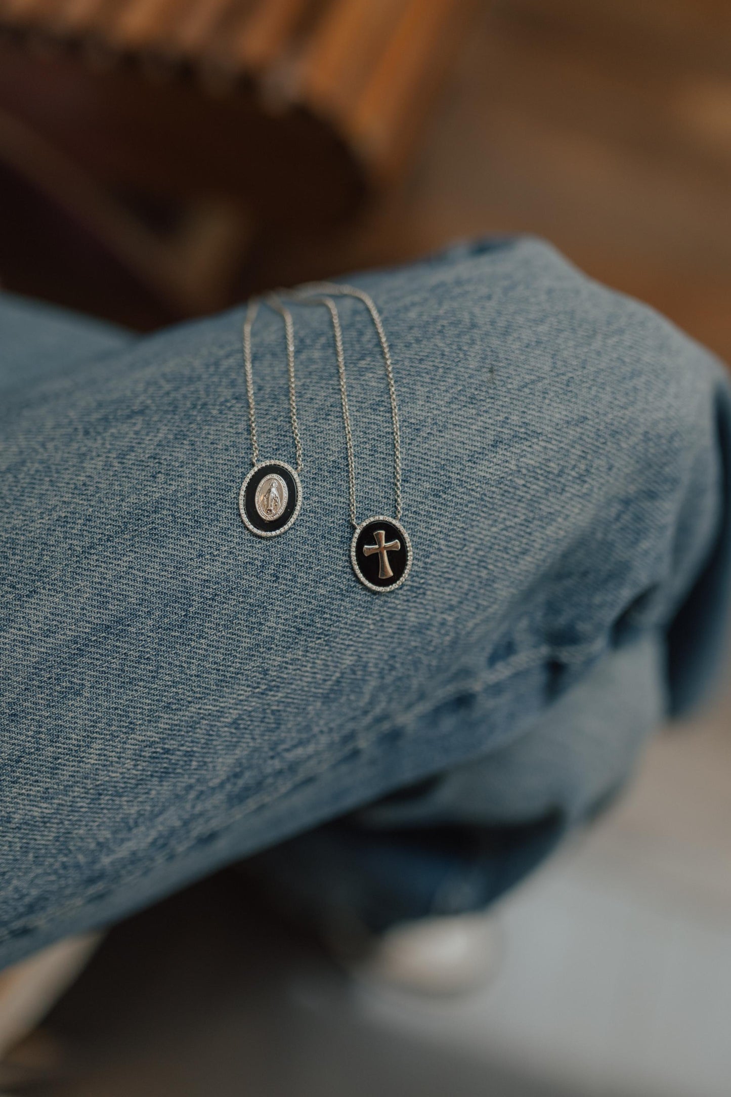 Colar Escapulário Esmaltado Preto Nossa Senhora das Graças Ródio Branco