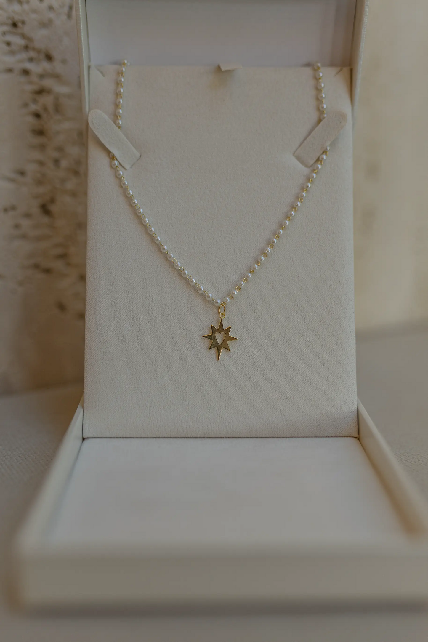 Colar de Pérolas com Pingente Star Heart Dourado