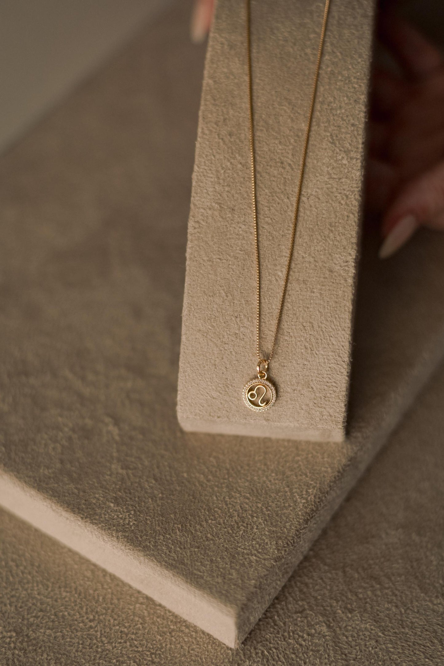 Colar Signos Cravejado Matahari Dourado