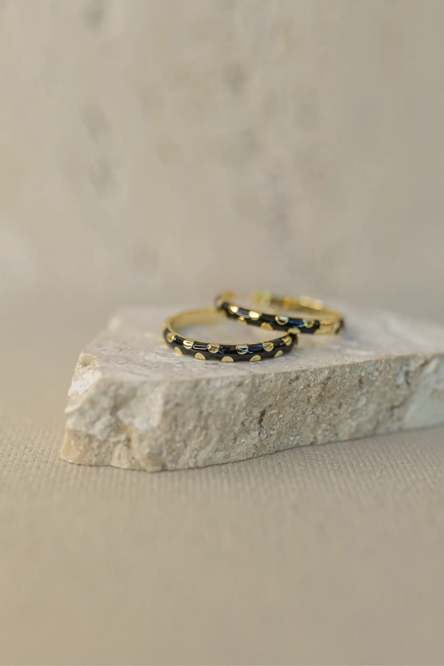 Brinco Argola Poá Preto Dourada