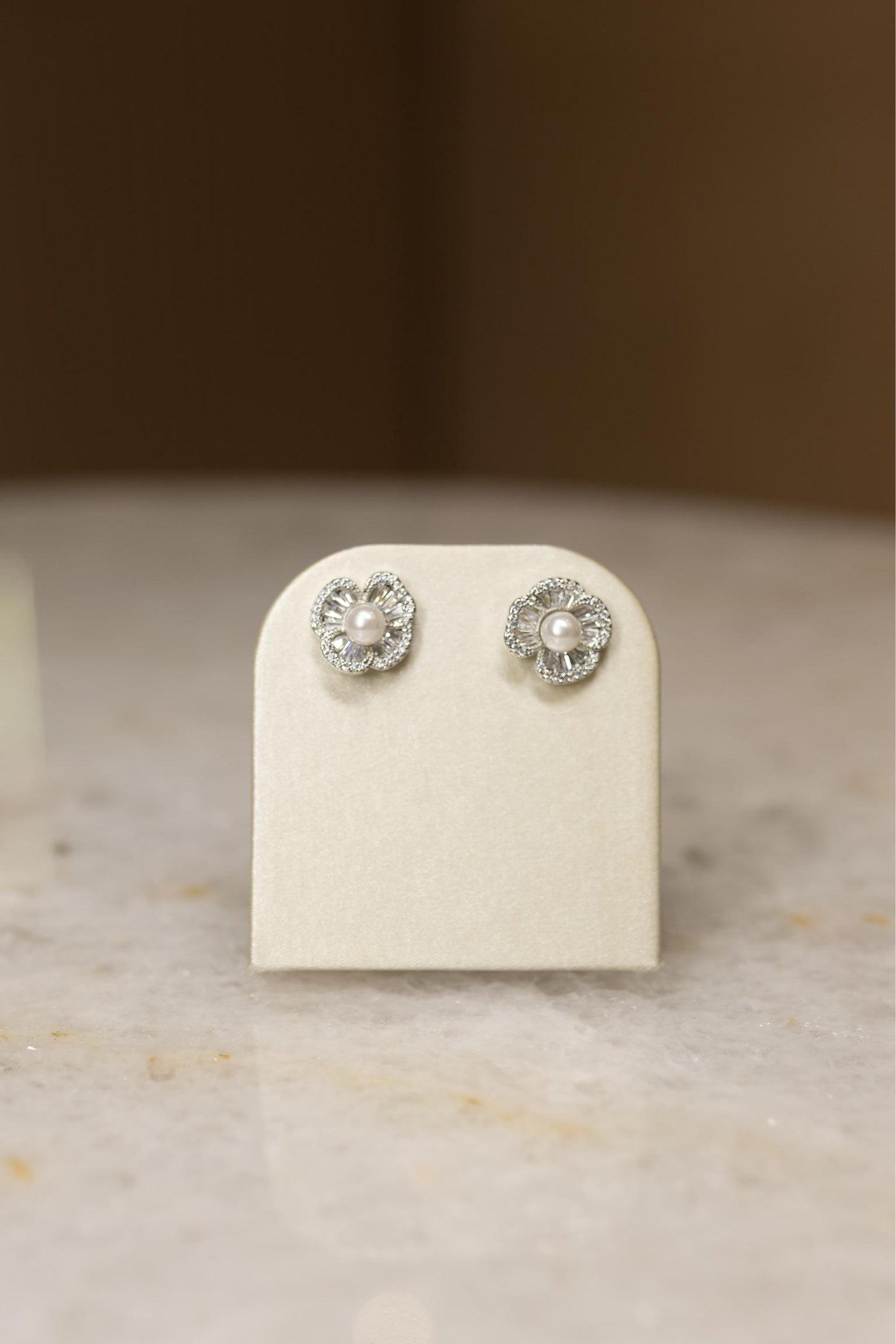 Brinco Flor Baguetes Cristal Pérola Ródio Branco