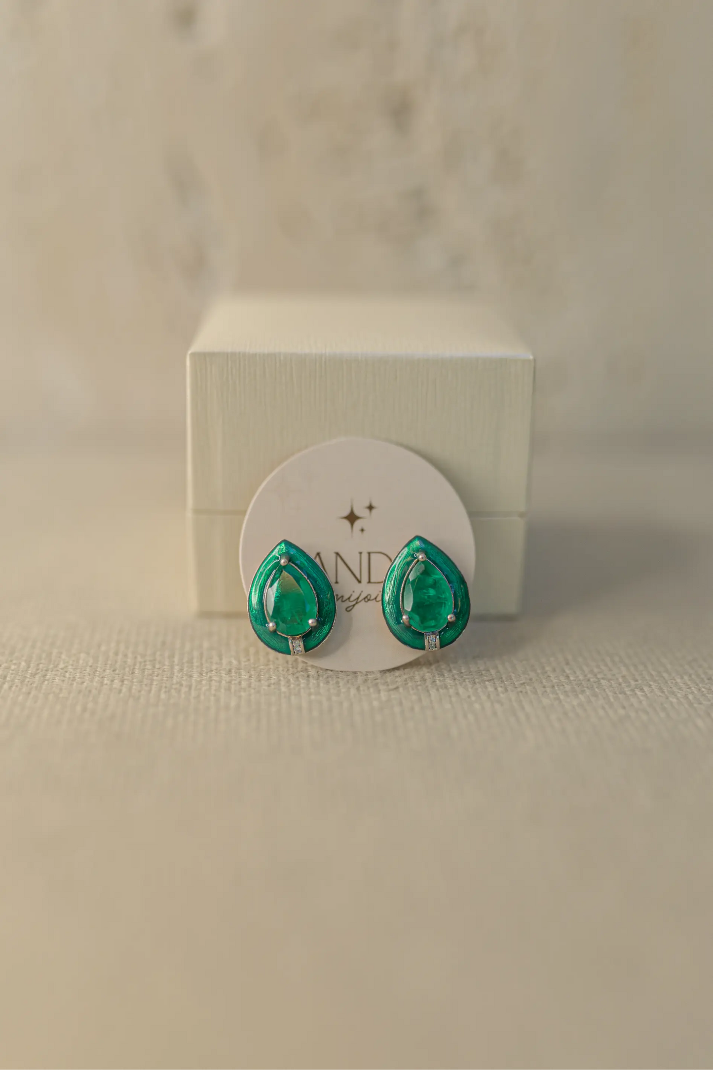 Brinco Gota Verde Esmaltado Ródio Branco