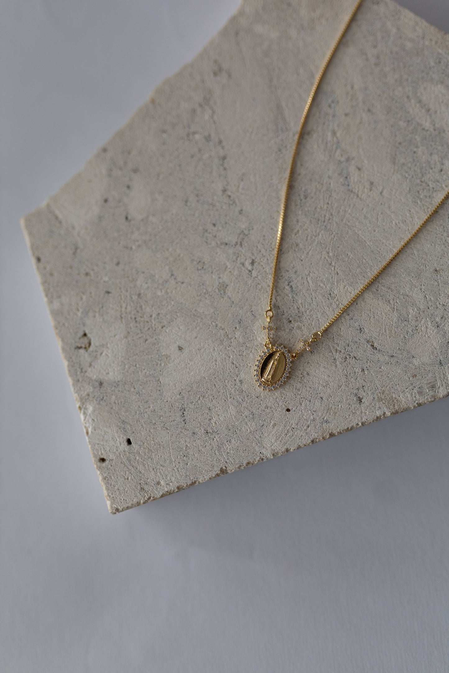 Colar Nossa Senhora de Fátima Cruz Cravejado Dourado