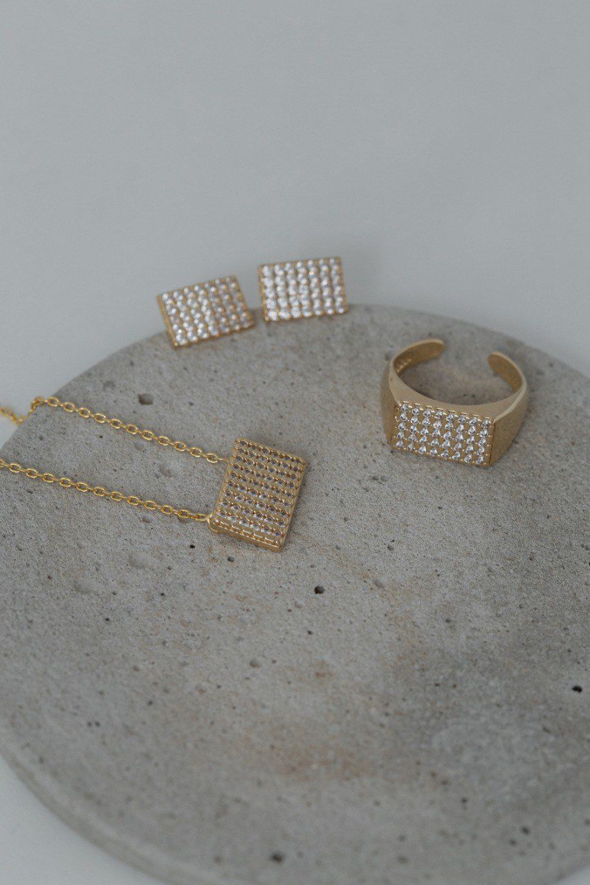 Brinco Retangular Cravejado Dourado