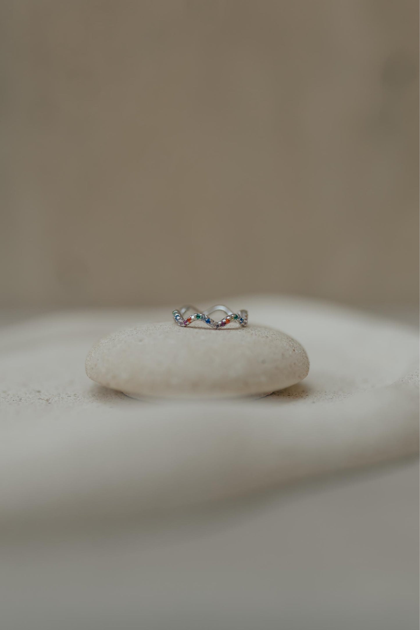 Anel Ondas Rainbow Ródio Branco