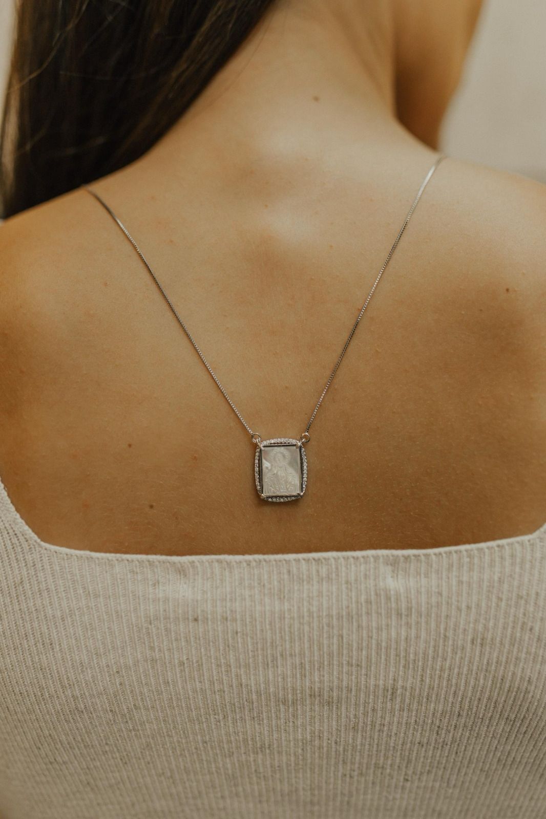 Colar Escapulário Madrepérola Rosa Ródio Branco