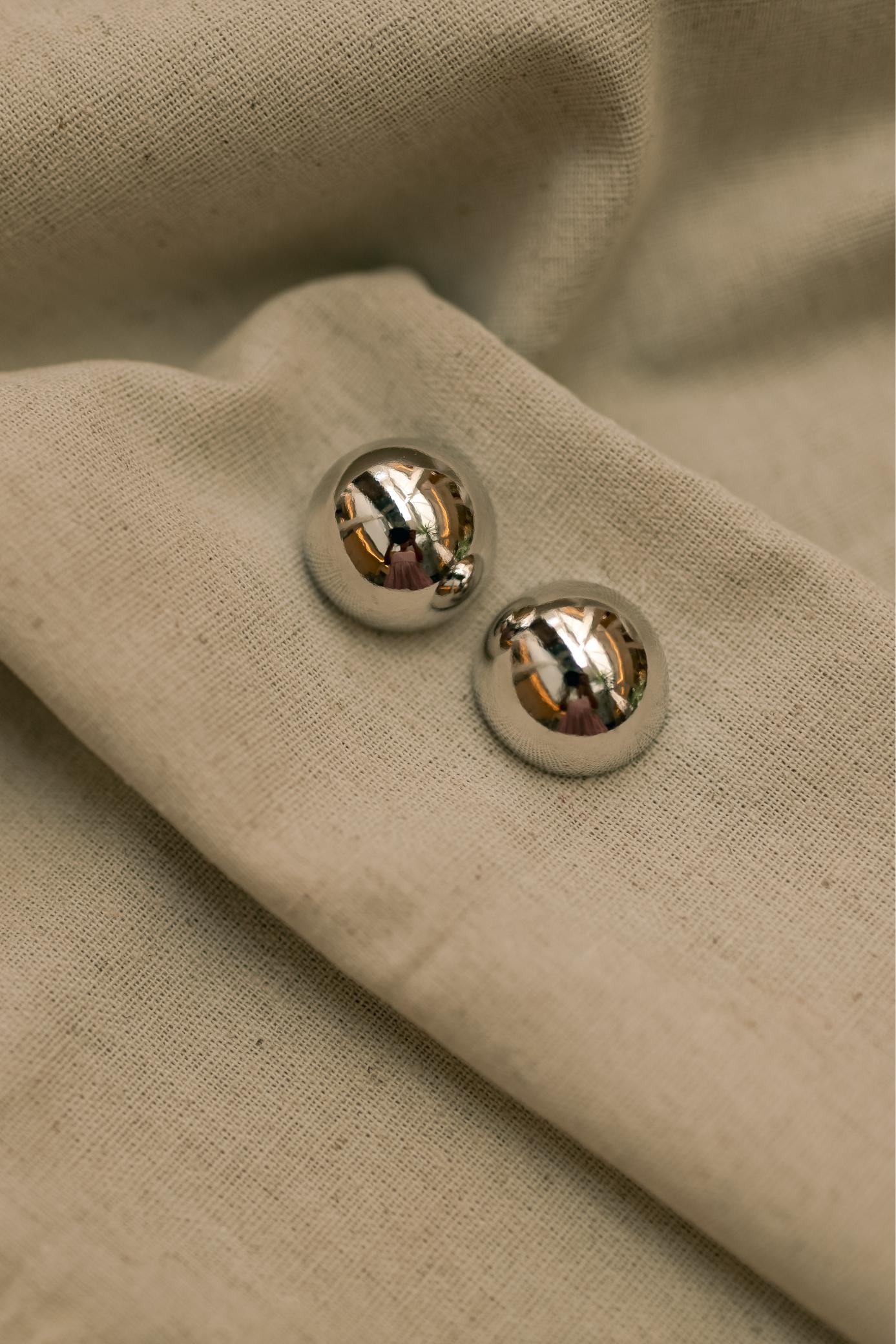 Brinco Meia Esfera G Ródio Branco