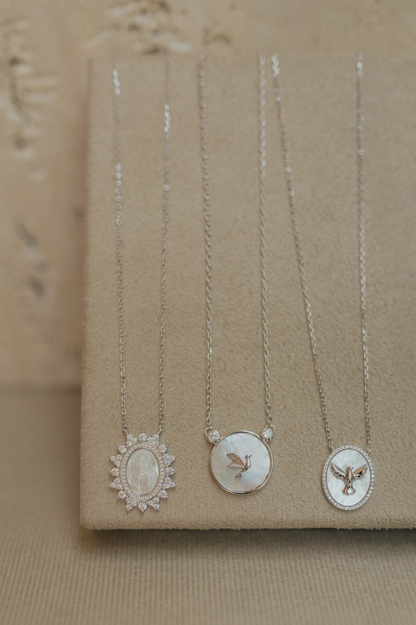 Colar Escapulário Espírito Santo e Cruz Madrepérola Ródio Branco