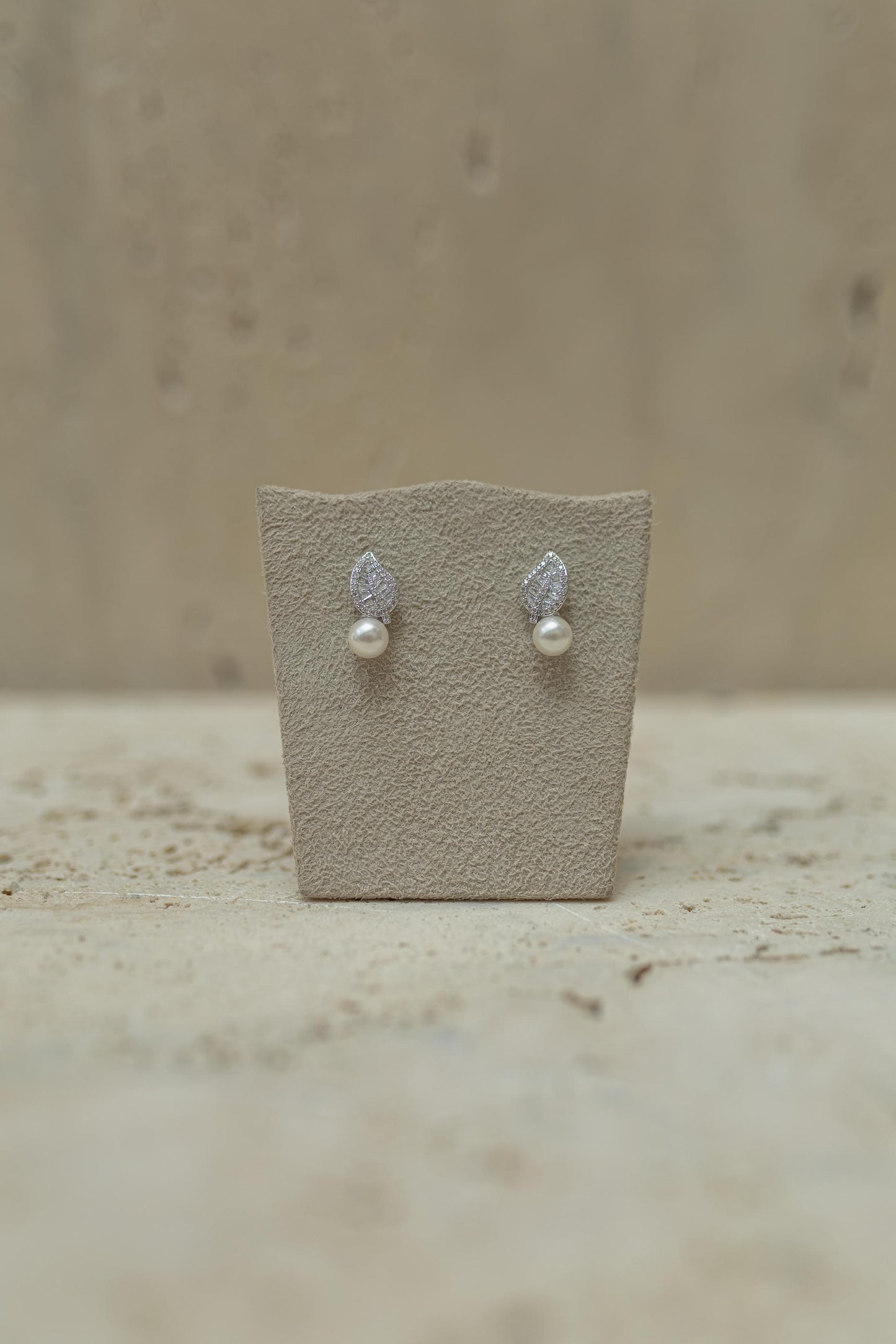 Brinco Mini Folha Baguete Pérola Ródio Branco