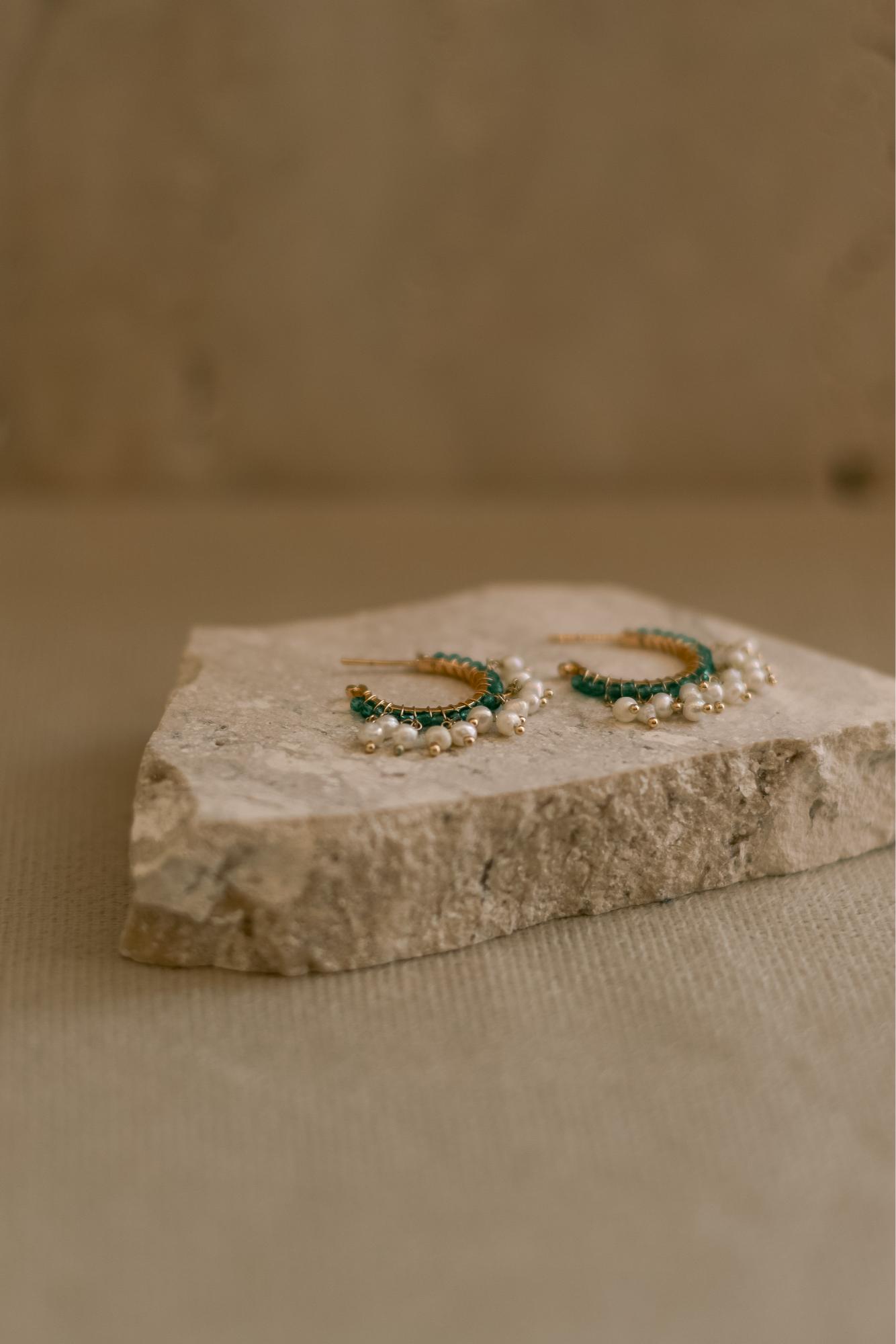 Brinco Argola Cristais Verde e Pérolas Dourado