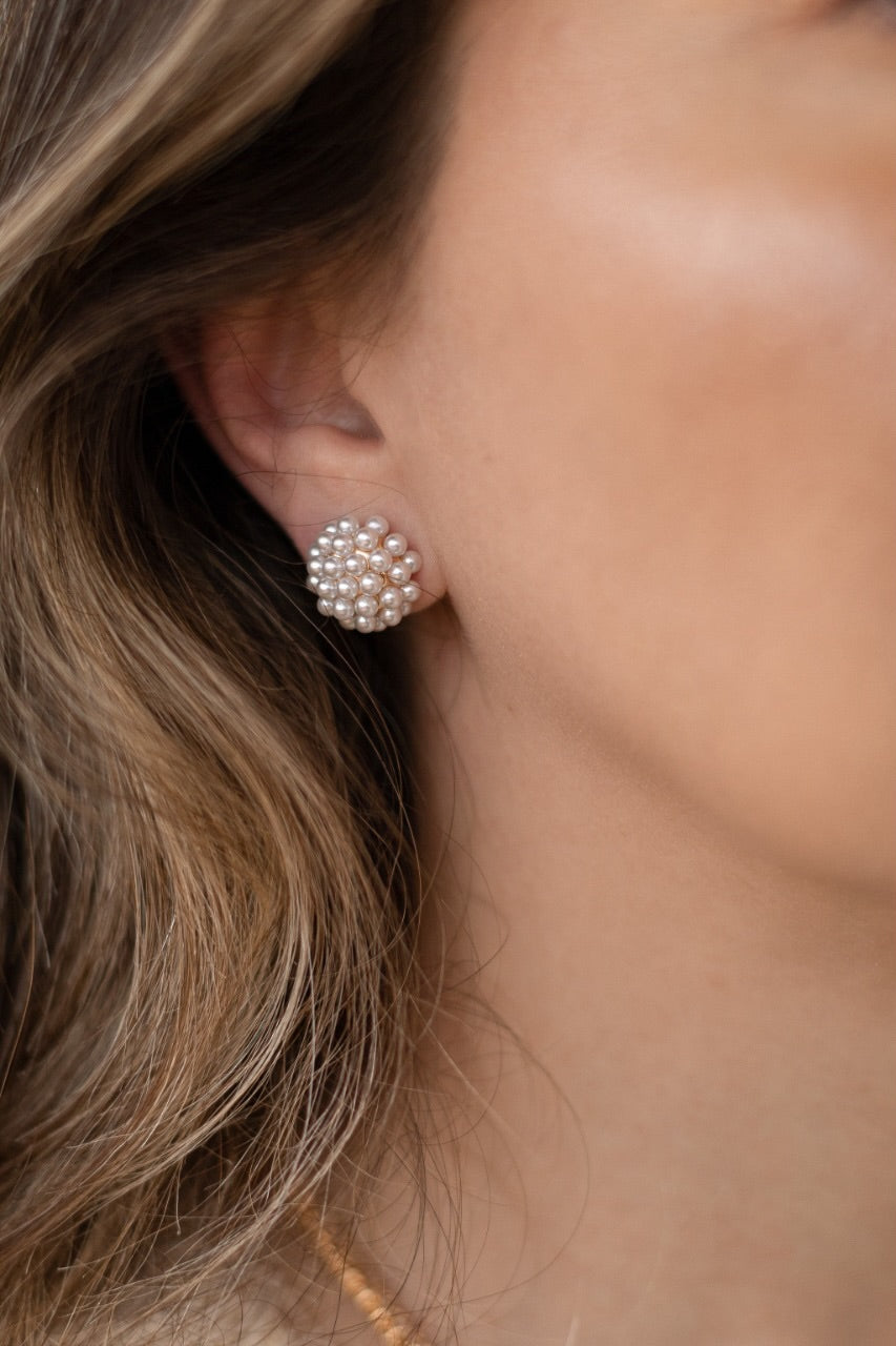 Brinco Meia Esfera de Micropérolas Dourado