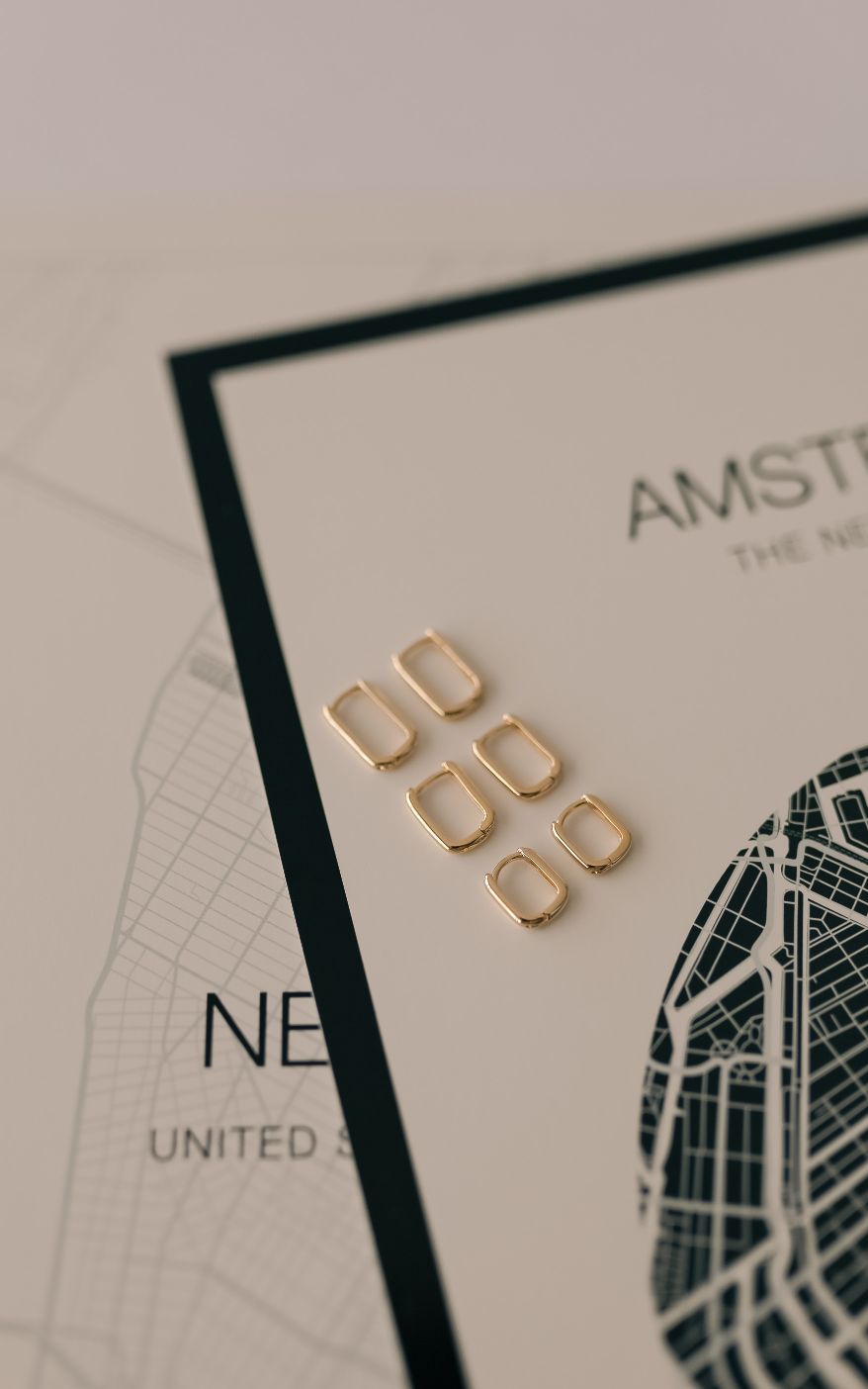 Brinco Argola Click Quadrado Liso Dourado P