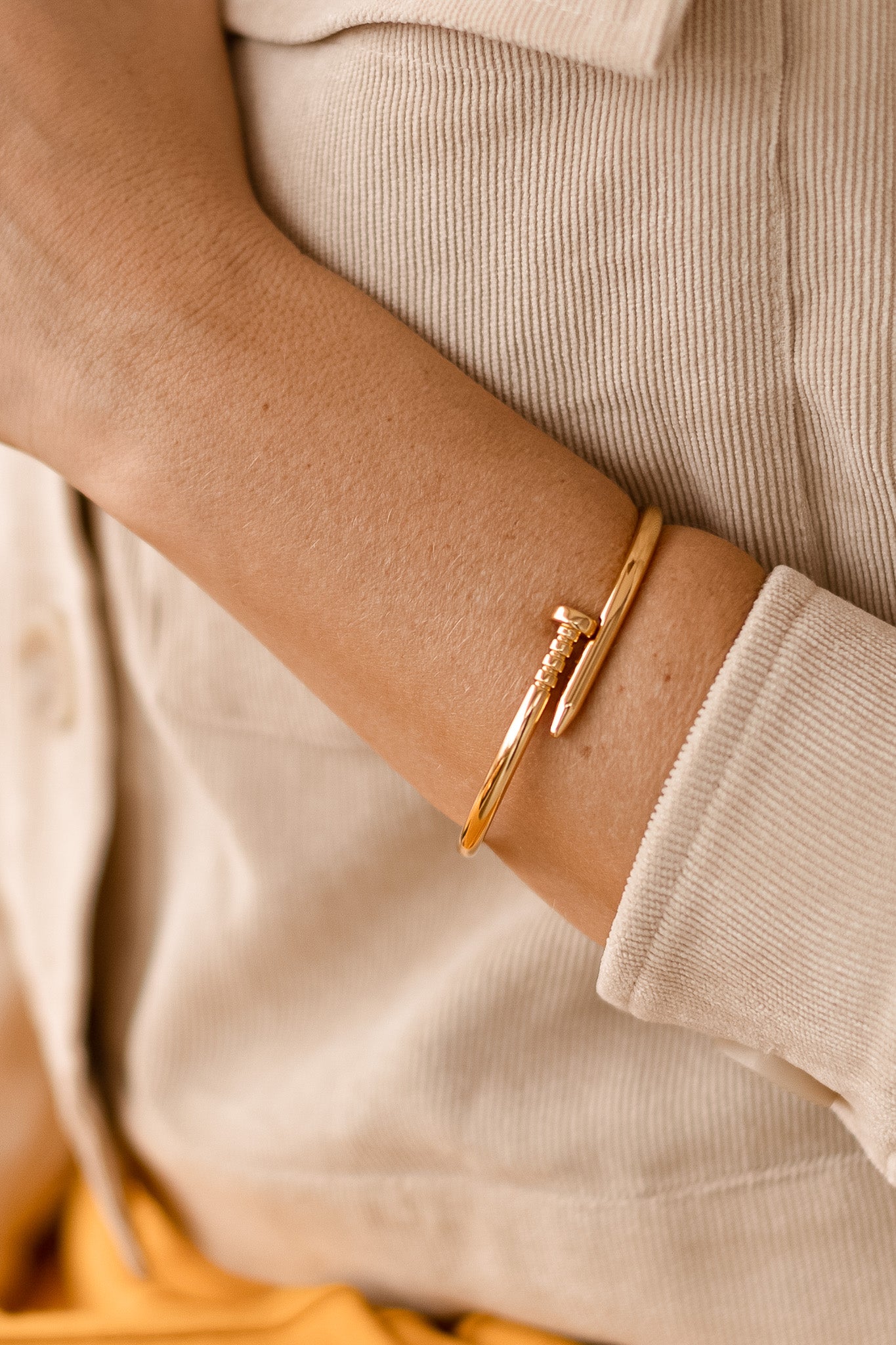 Bracelete Design Prego Dourado