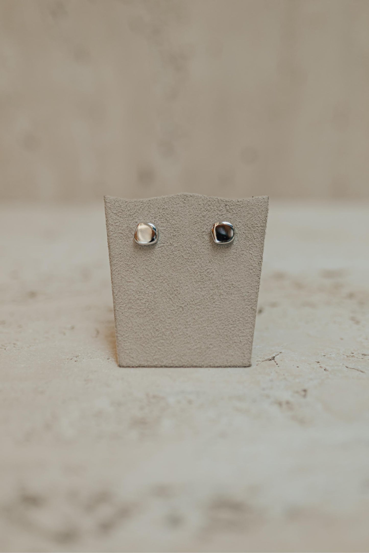 Brinco Orgânico Liso Ródio Branco M