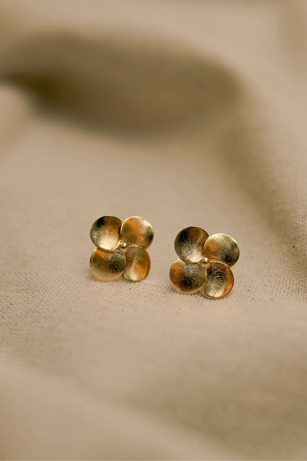 Brinco Flor Escovada 4 Pétalas Mini Dourado