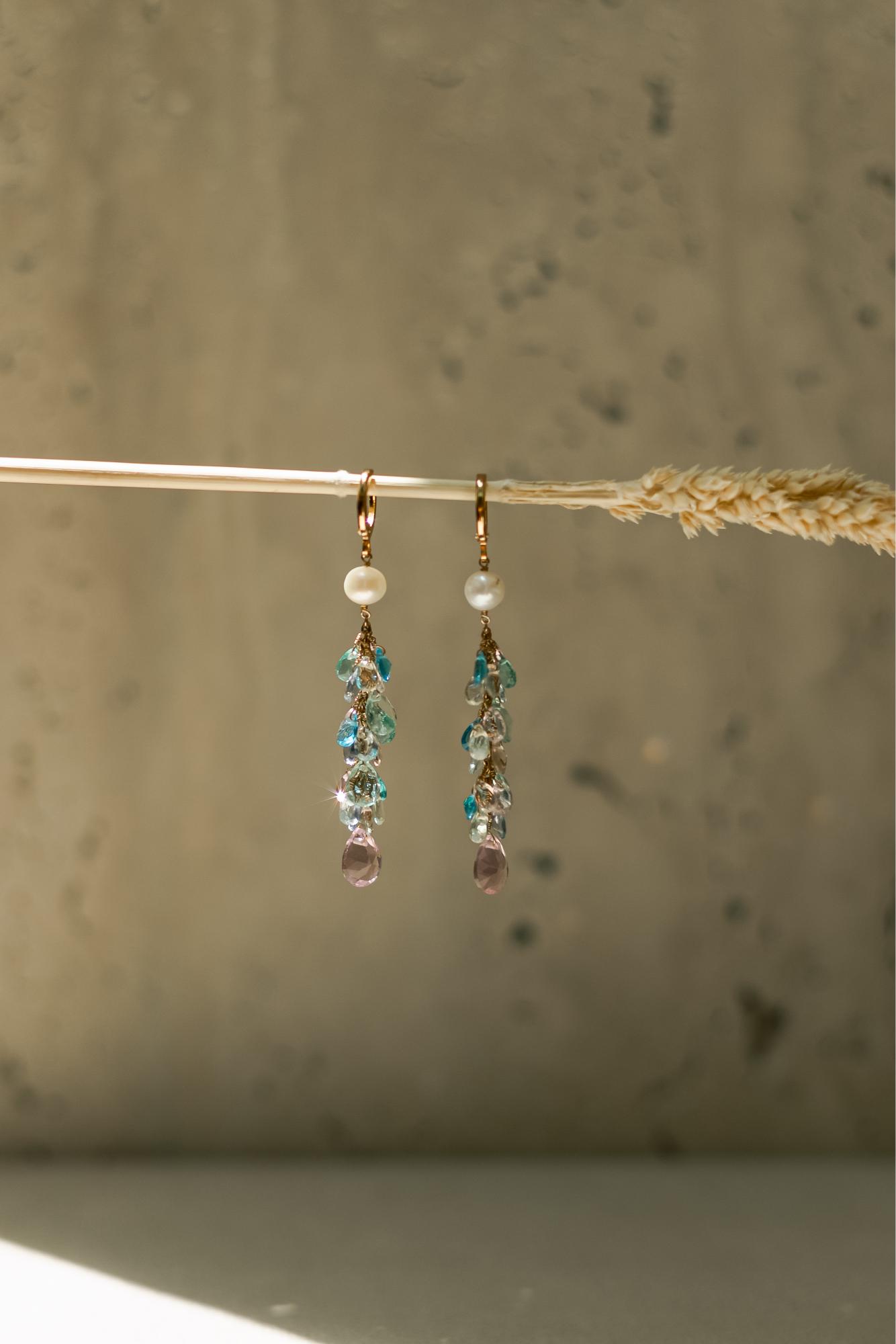 Brinco de Argola Pêndulo Cristais Coloridos Pérola Dourado