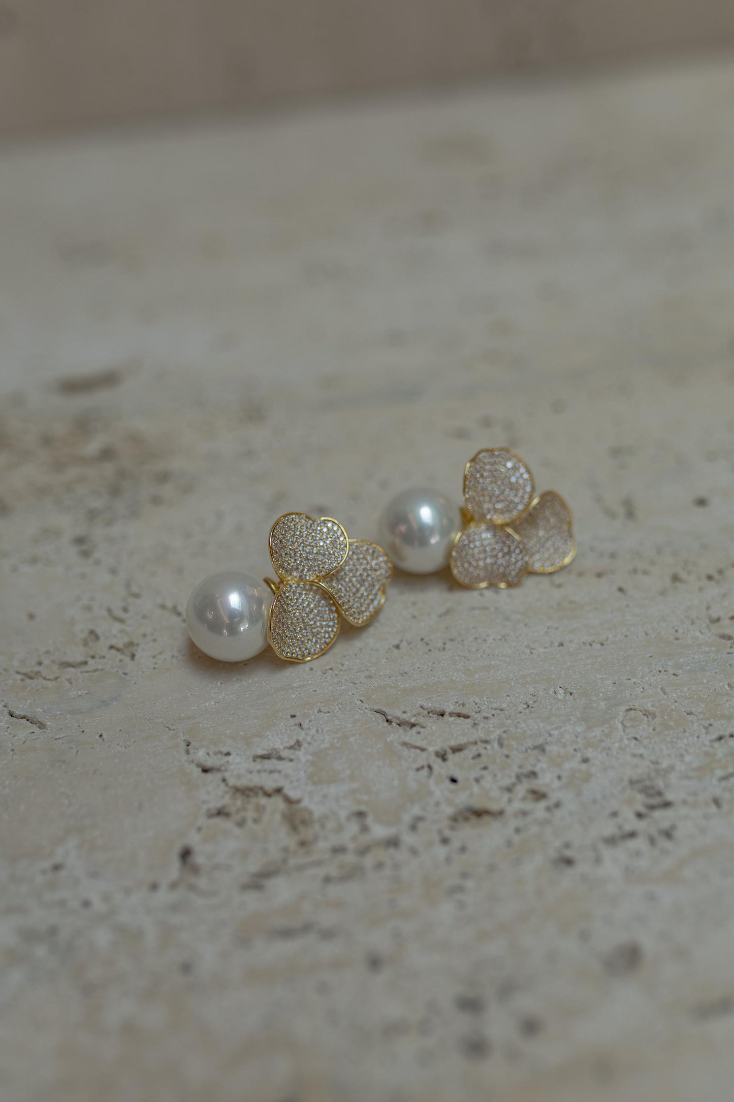 Brinco Cravejado com Pérola Dourado