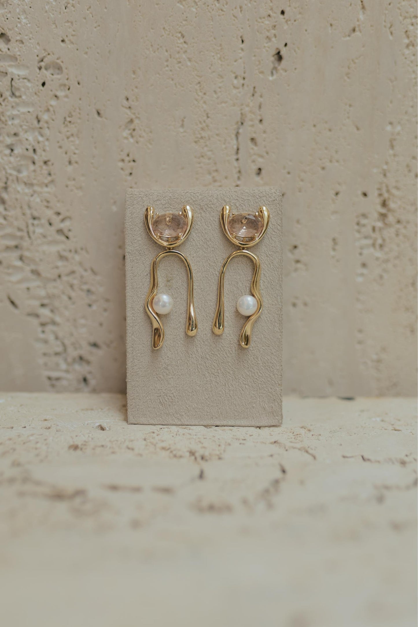 Brinco Pêndulo Meia Lua Zircônias e Pérola Dourado