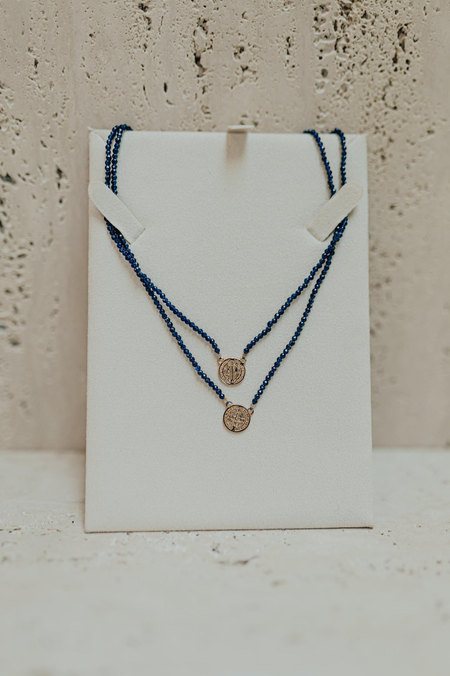 Colar Escapulário São Bento Cristal Azul Dourado