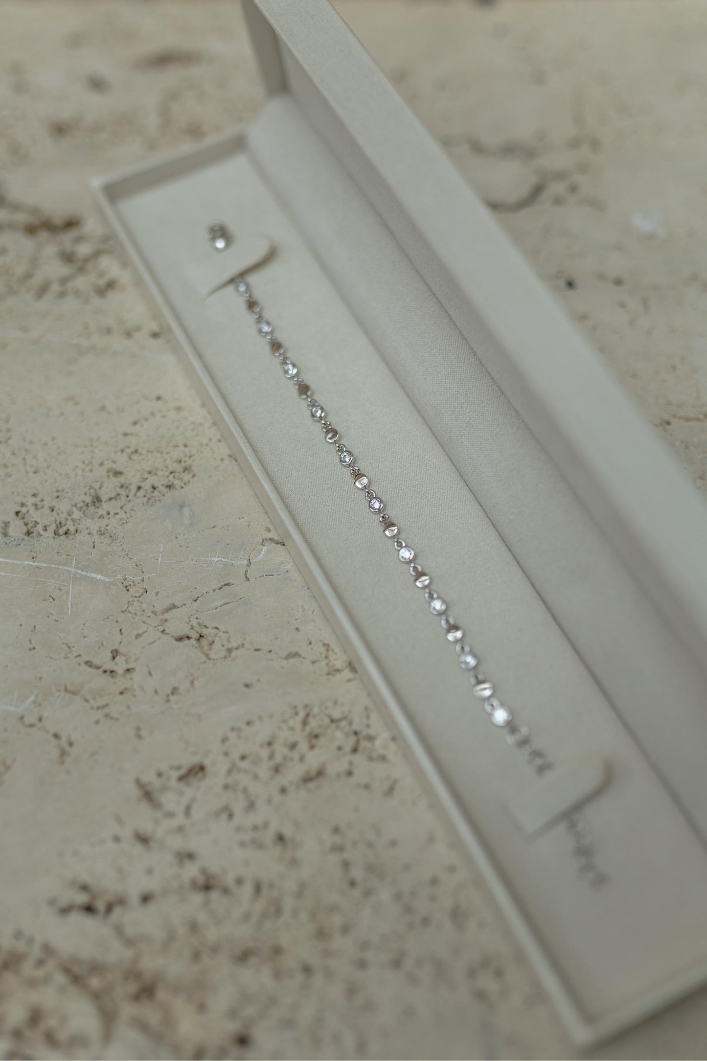 Pulseira Medalhas e Ponto de Luz Ródio Branco