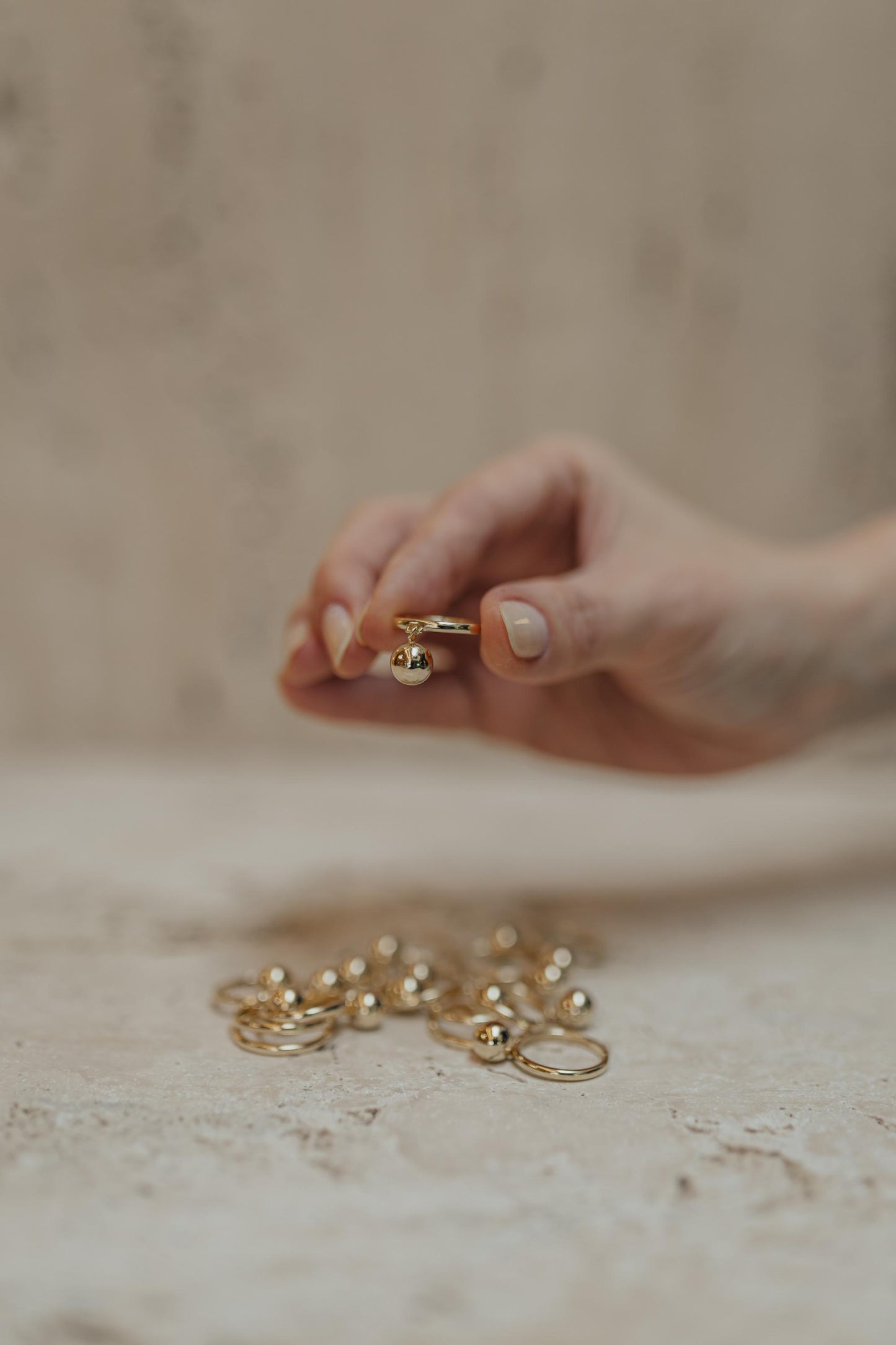 Anel Pingente Bola Dourado