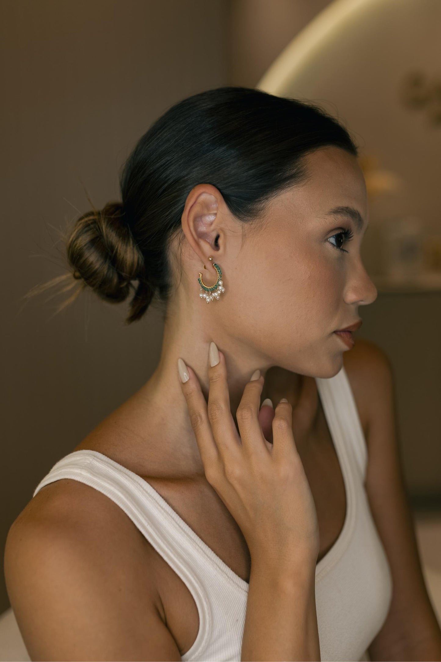 Brinco Argola Cristais Verde e Pérolas Dourado