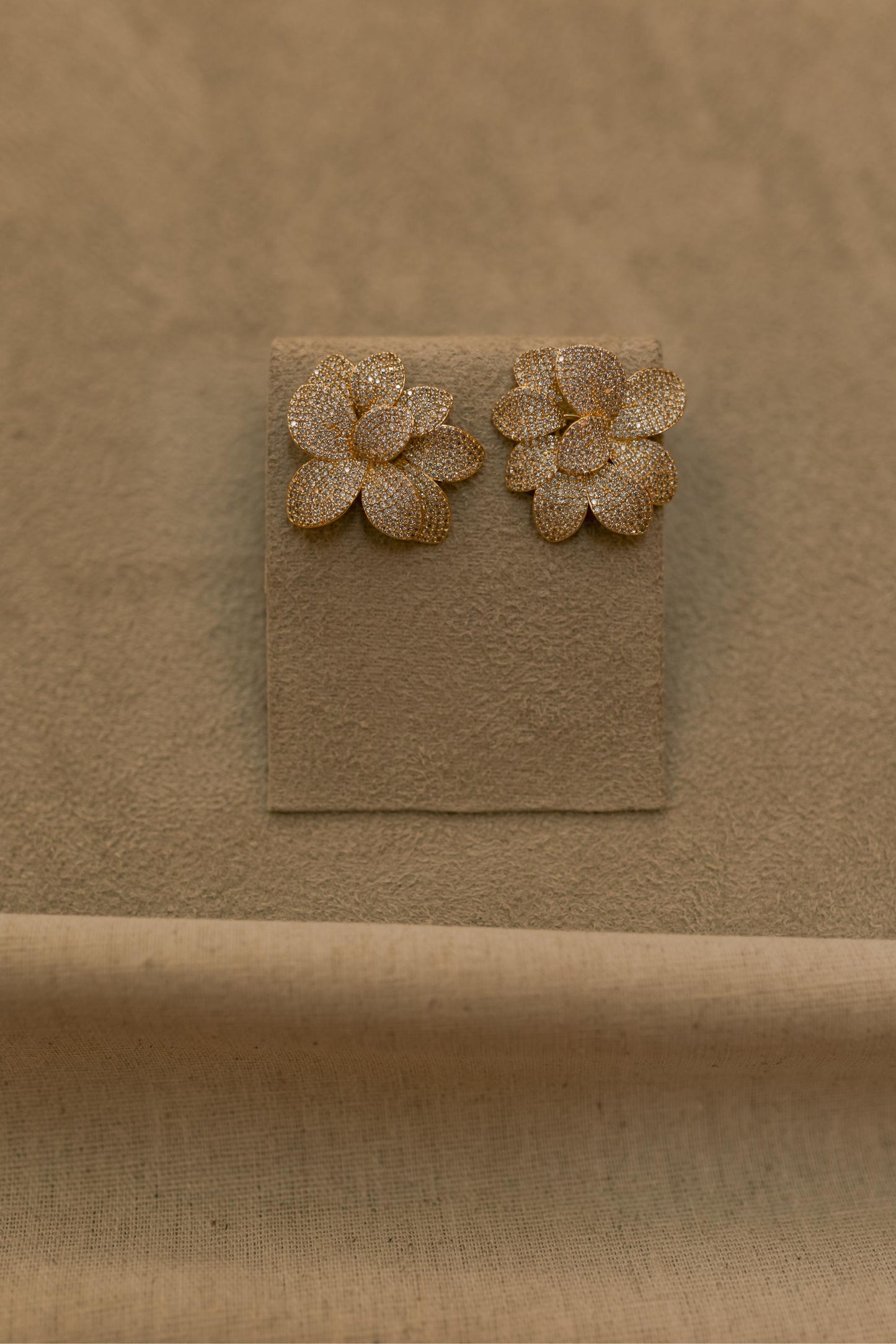 Brinco Flor Duo Cravejado Dourado